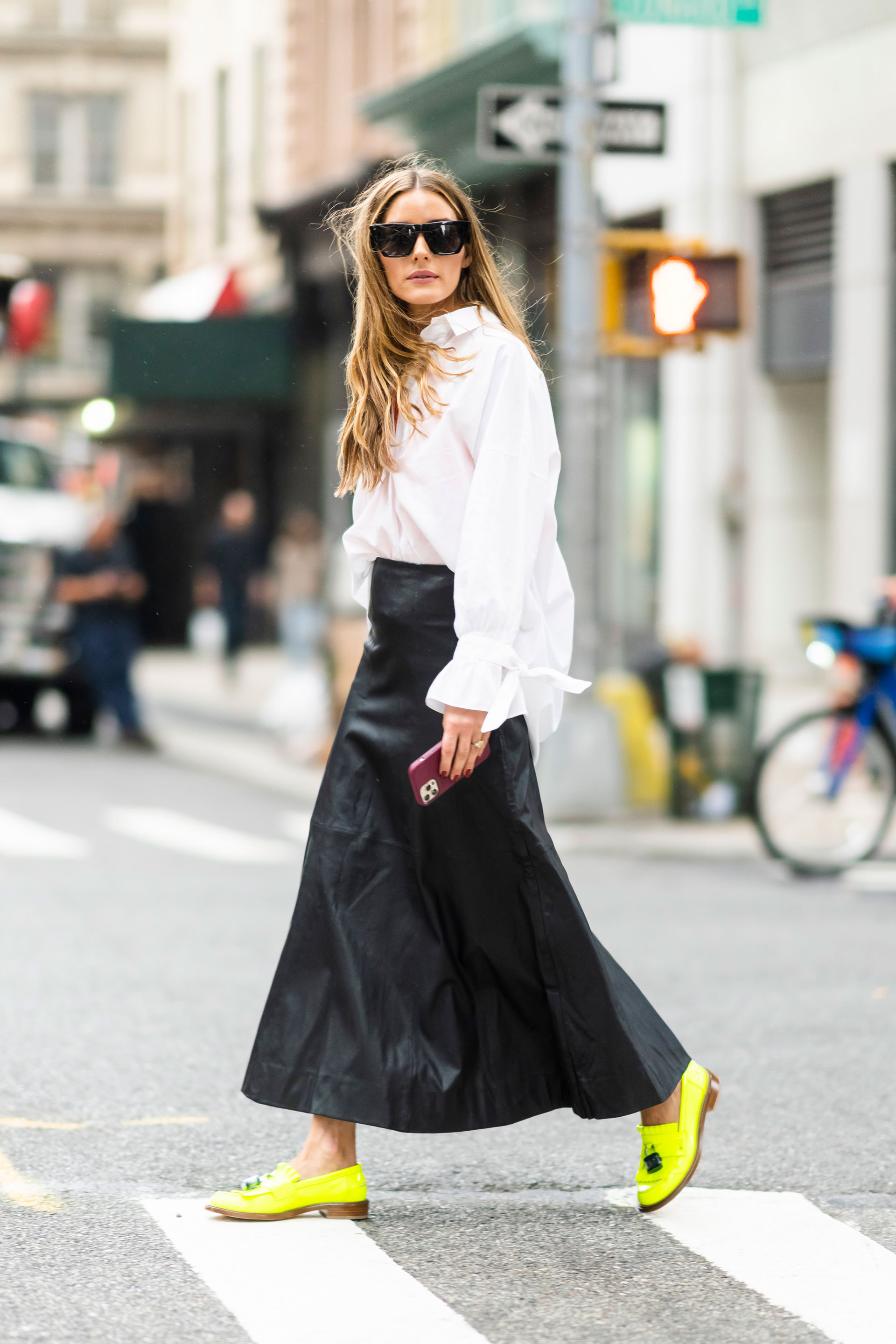 Olivia Palermo paseó por las calles de Nueva York y marcó tendencia con su look: lució una camisa blanca oversize, una pollera larga negra de cuero y zapatos amarillos