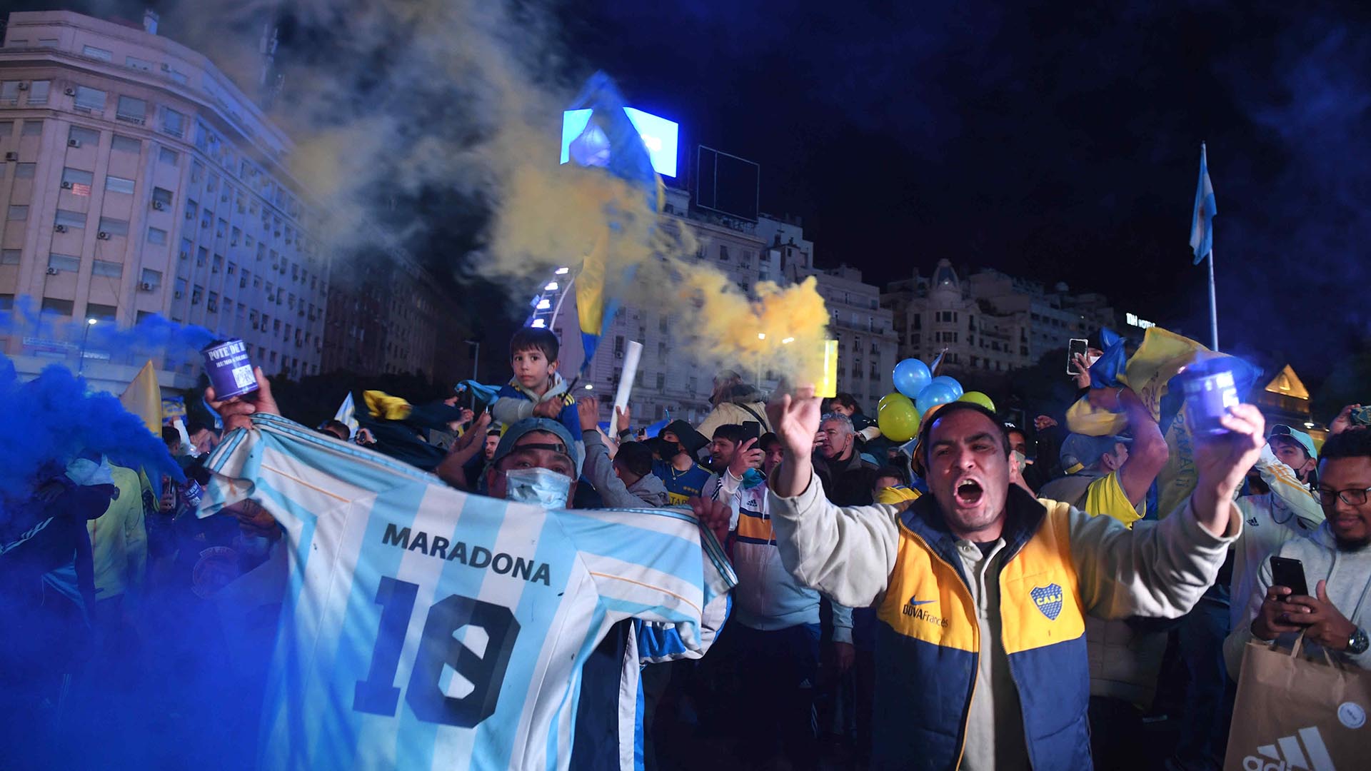 Una camiseta de Maradona apareció entre los festejos de los hinchas del Xeneize (Foto: Telam)