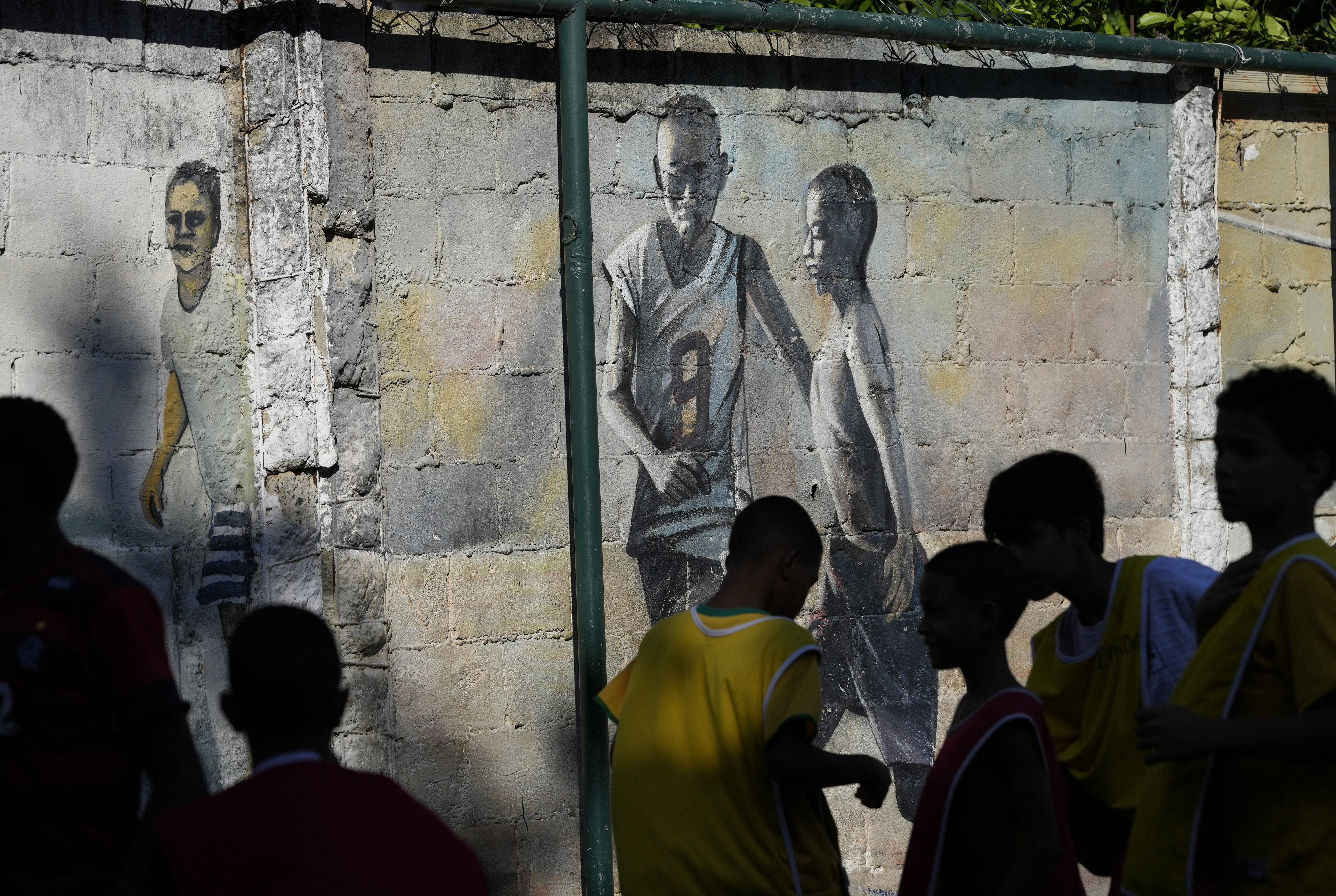 Niños asisten a una clase en la escuela de fútbol Profesor Mateia en la favela Morro da Mineira, Río de Janeiro. (AP Foto/Silvia Izquierdo)