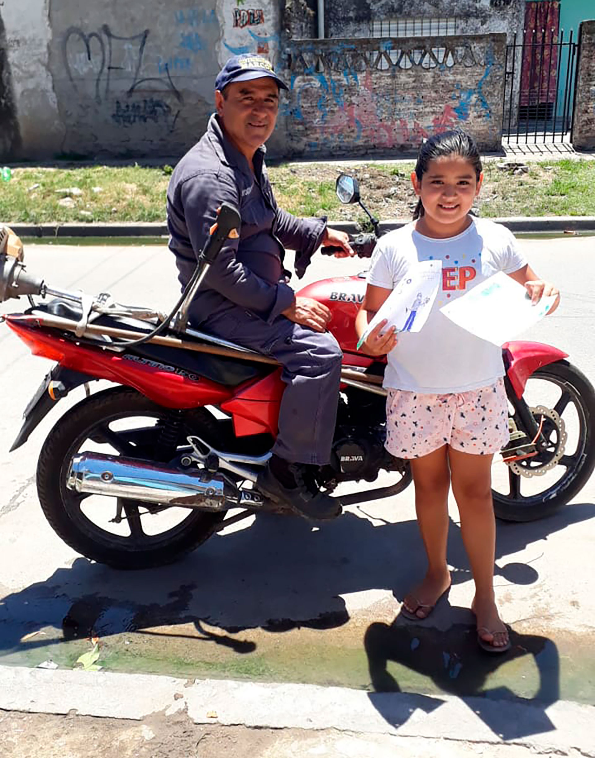 Todos los días, Gustavo sale a cortar pasto en su moto y su hija sale a la calle para despedirlo y desearle "suerte"