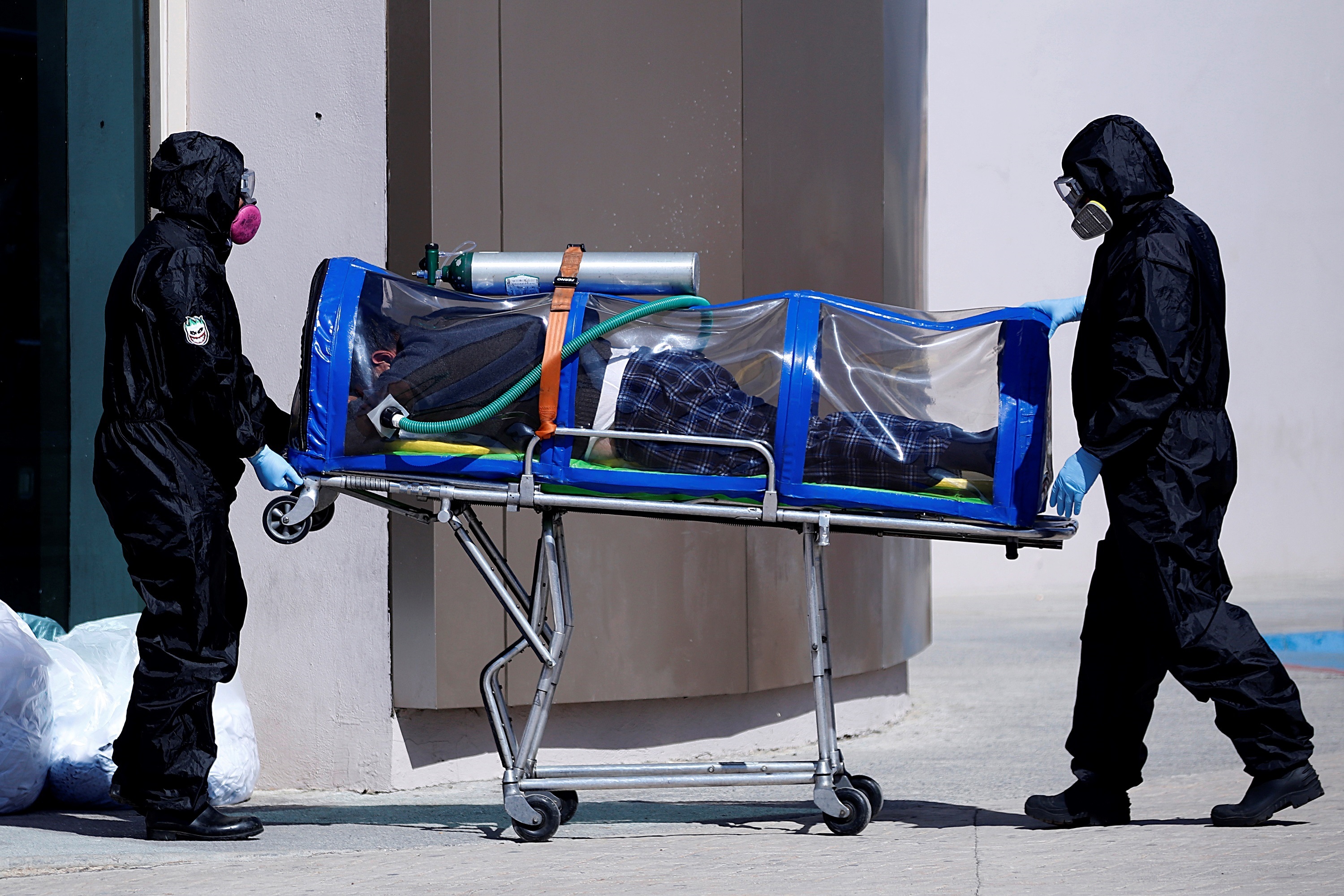 Paramédicos ingresan a una persona infectada por la covid-19 al Hospital General de Saltillo, en el estado de Coahuila (México). EFE/Antonio Ojeda/Archivo
