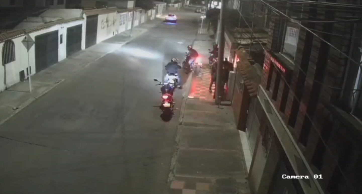 Impresionante video de cómo una pandilla ataca a un motociclista en la puerta de su casa en Bogotá
