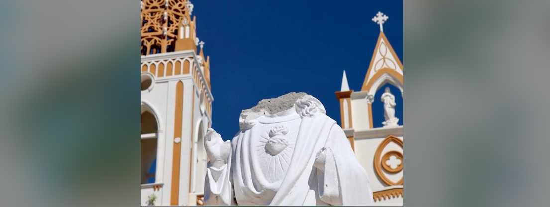 Miedo en Córdoba, vecinos aseguran que satanistas vandalizaron imágenes religiosas y les cortaron las cabezas