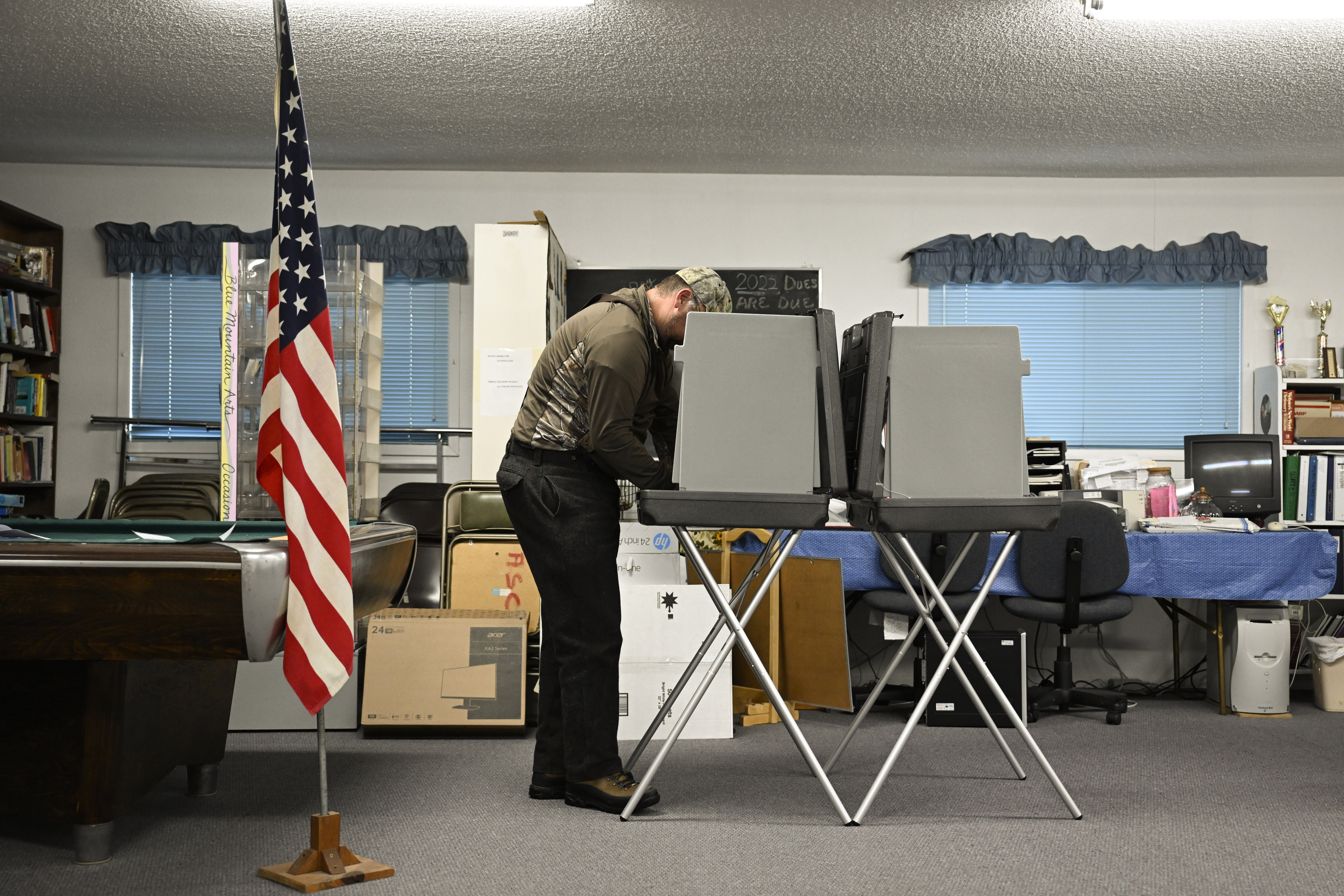 Sigue el conteo de votos por el Senado de los EEUU. (AP Photo/Tommy Martino)