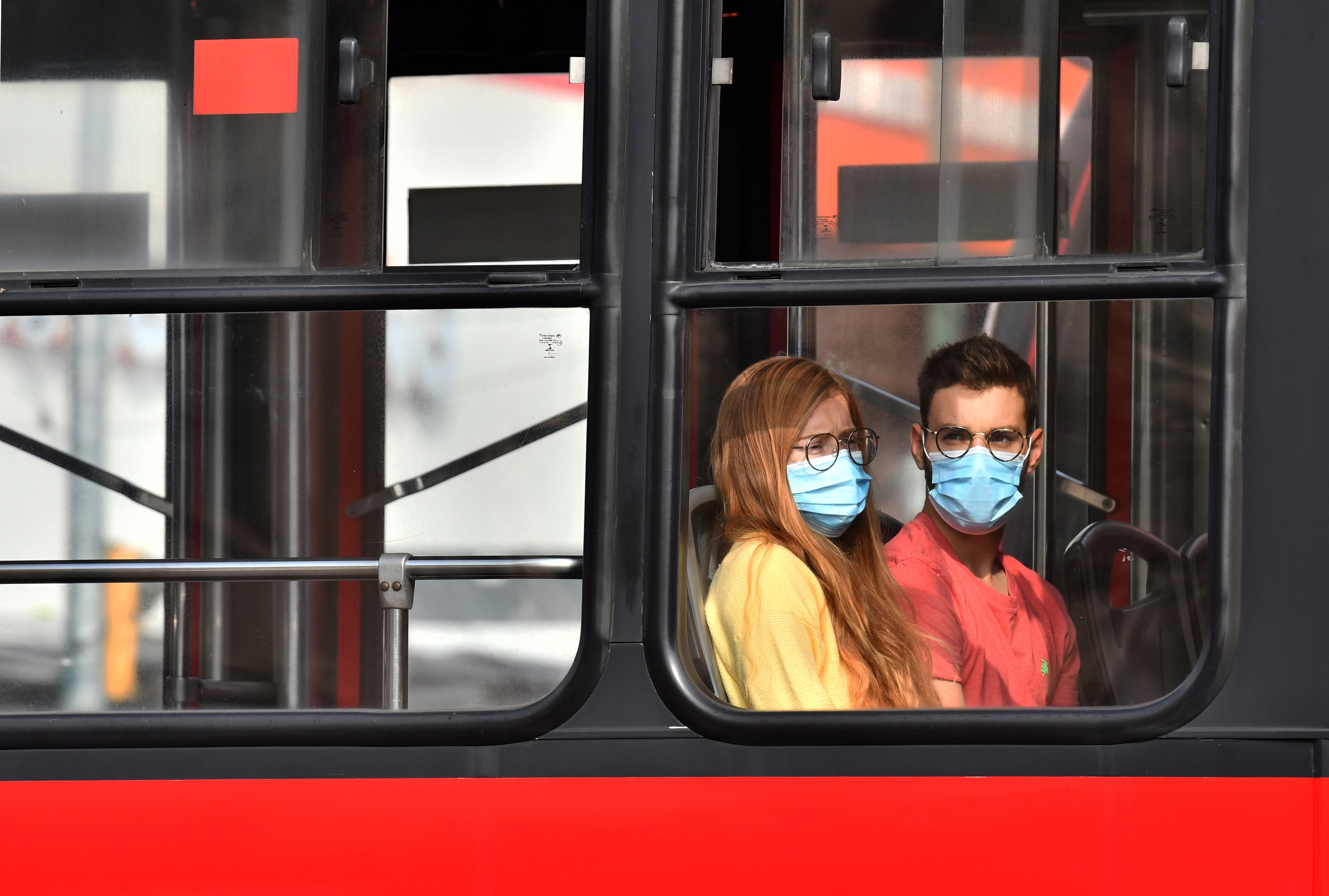 Personas con tapabocas viajan en el transporte urbano en Ciudad de México. La nueva normalidad, que no deja de ser excepcional. (EFE)
