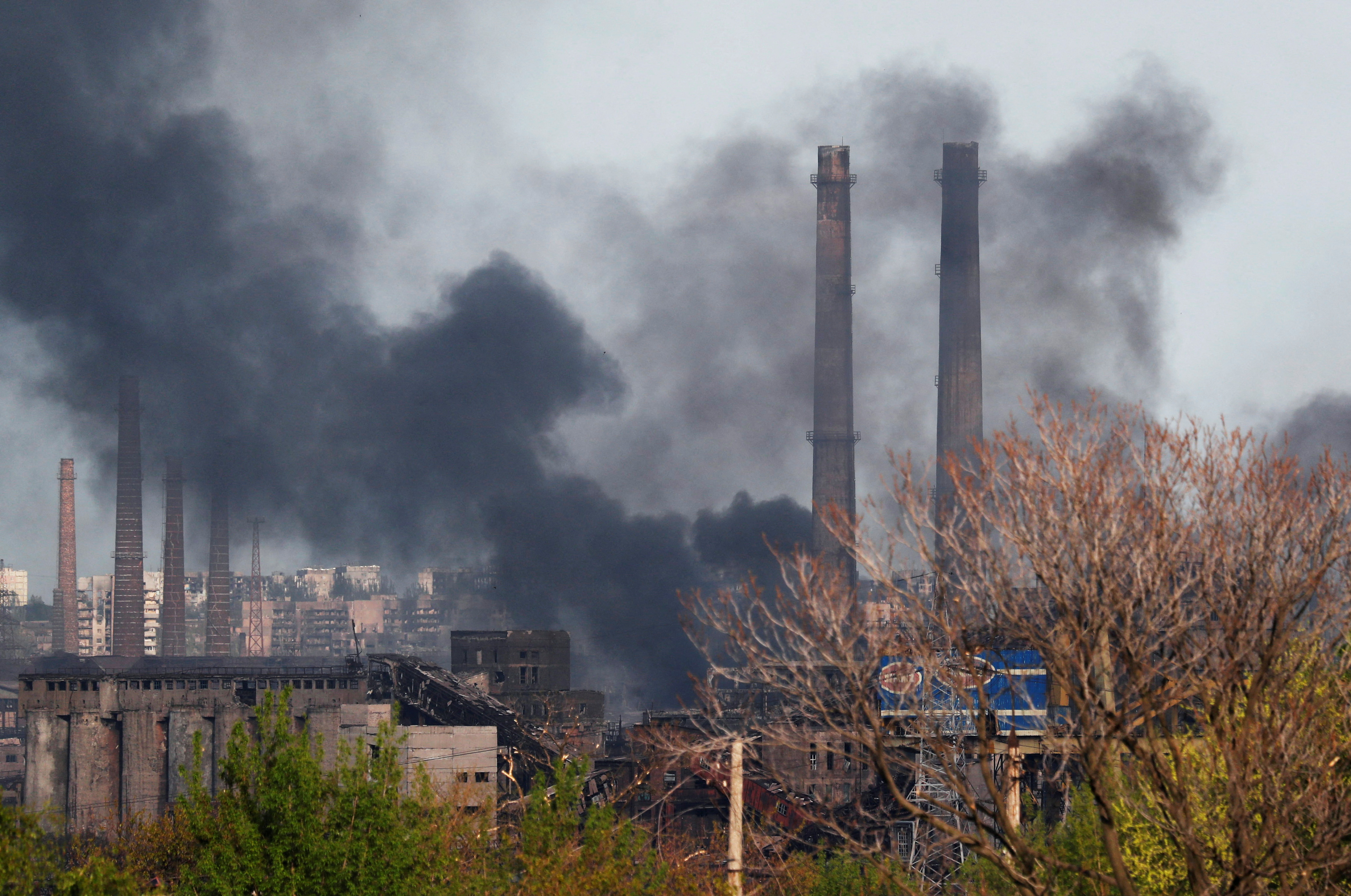 FOTO DE ARCHIVO: El humo se eleva sobre una planta de Azovstal Iron and Steel Works durante el conflicto entre Ucrania y Rusia en la ciudad portuaria sureña de Mariupol, Ucrania, el 2 de mayo de 2022. REUTERS/Alexander Ermochenko/Foto de archivo