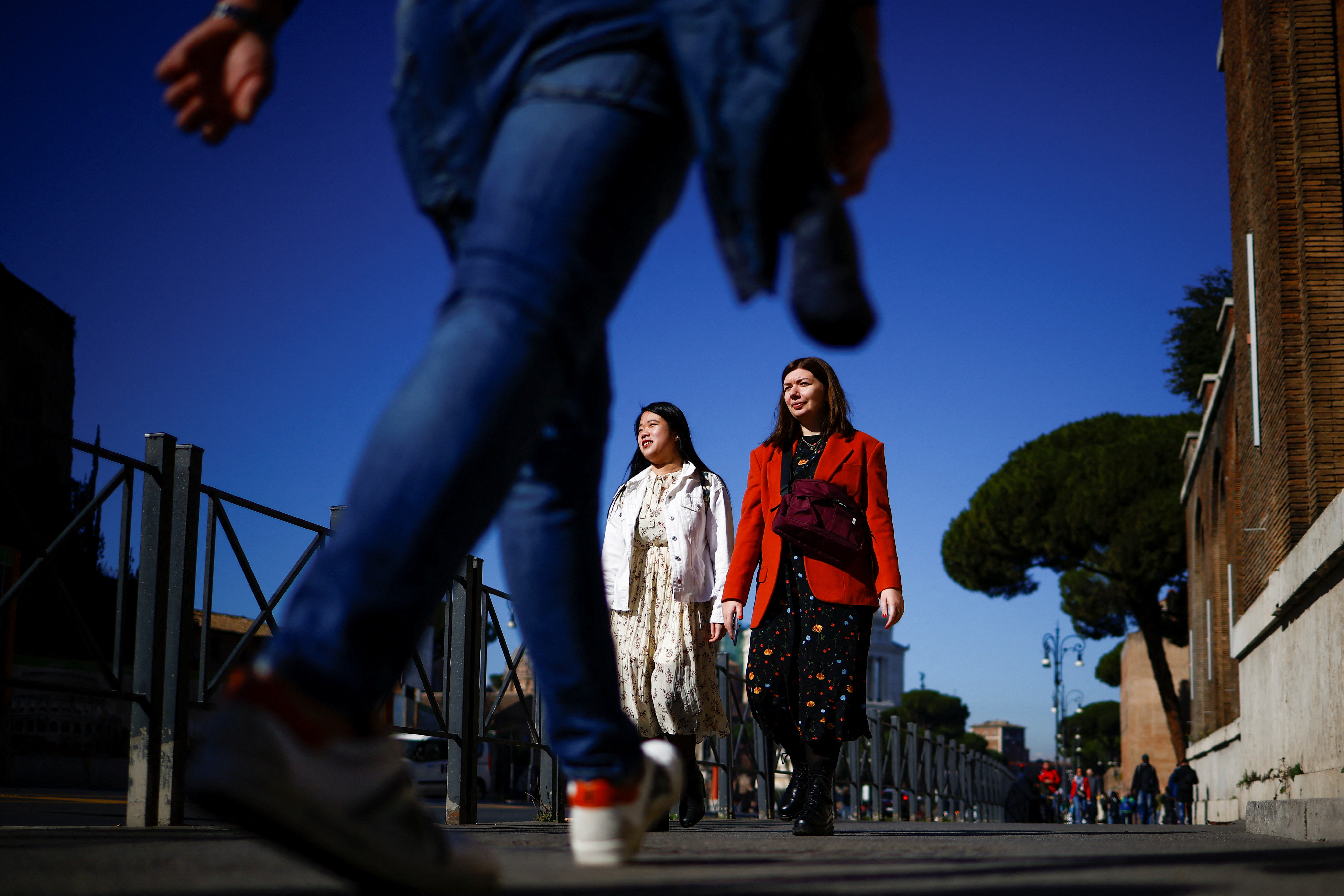 En la mayoría de las ciudades ya se puede caminar sin barbijo en lugares abiertos
February 11, 2022. REUTERS/Guglielmo Mangiapane