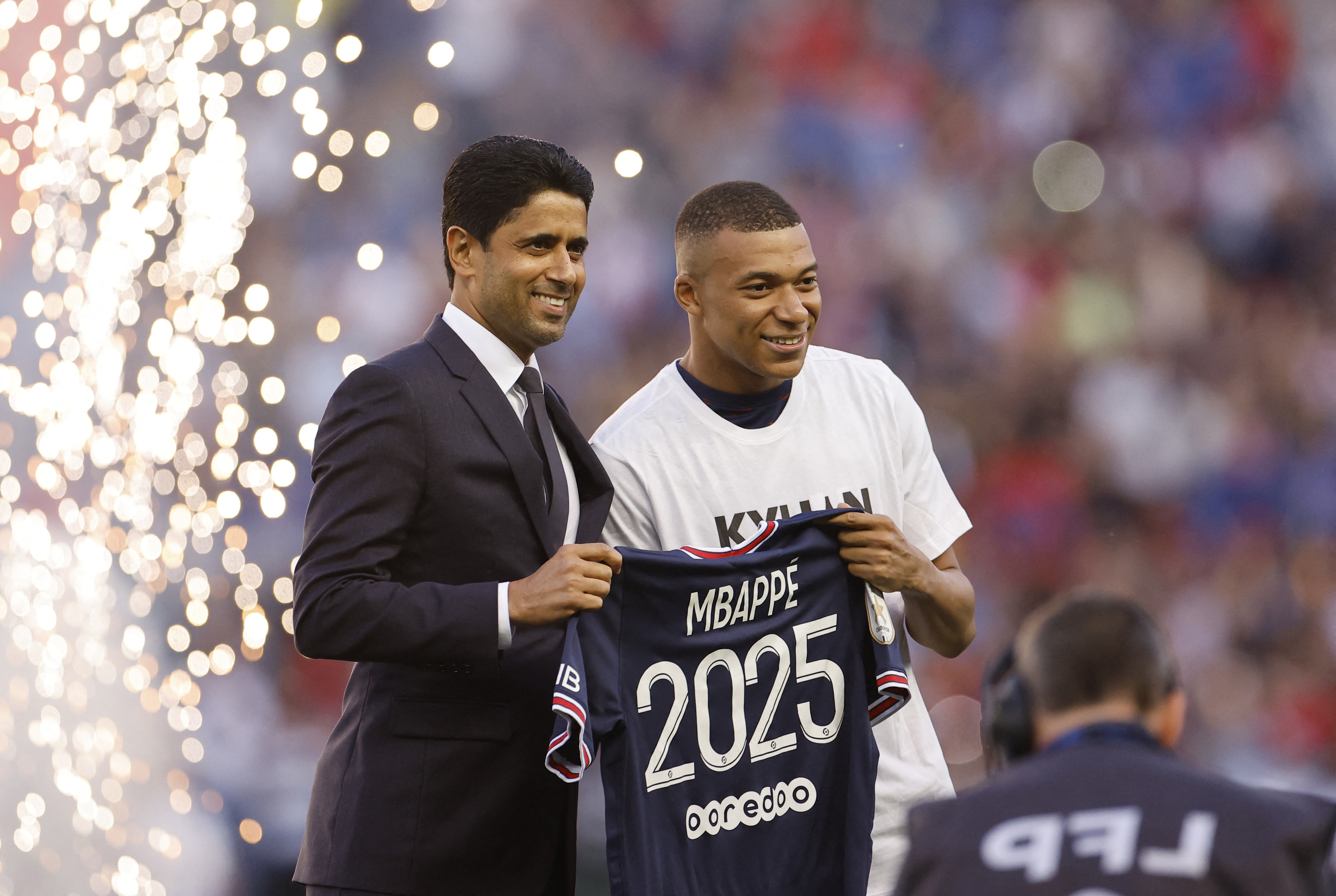 Tras largas negociaciones, Mbappé rechazó la oferta del Real Madrid y renovó con PSG a mediados de año (Reutrers)