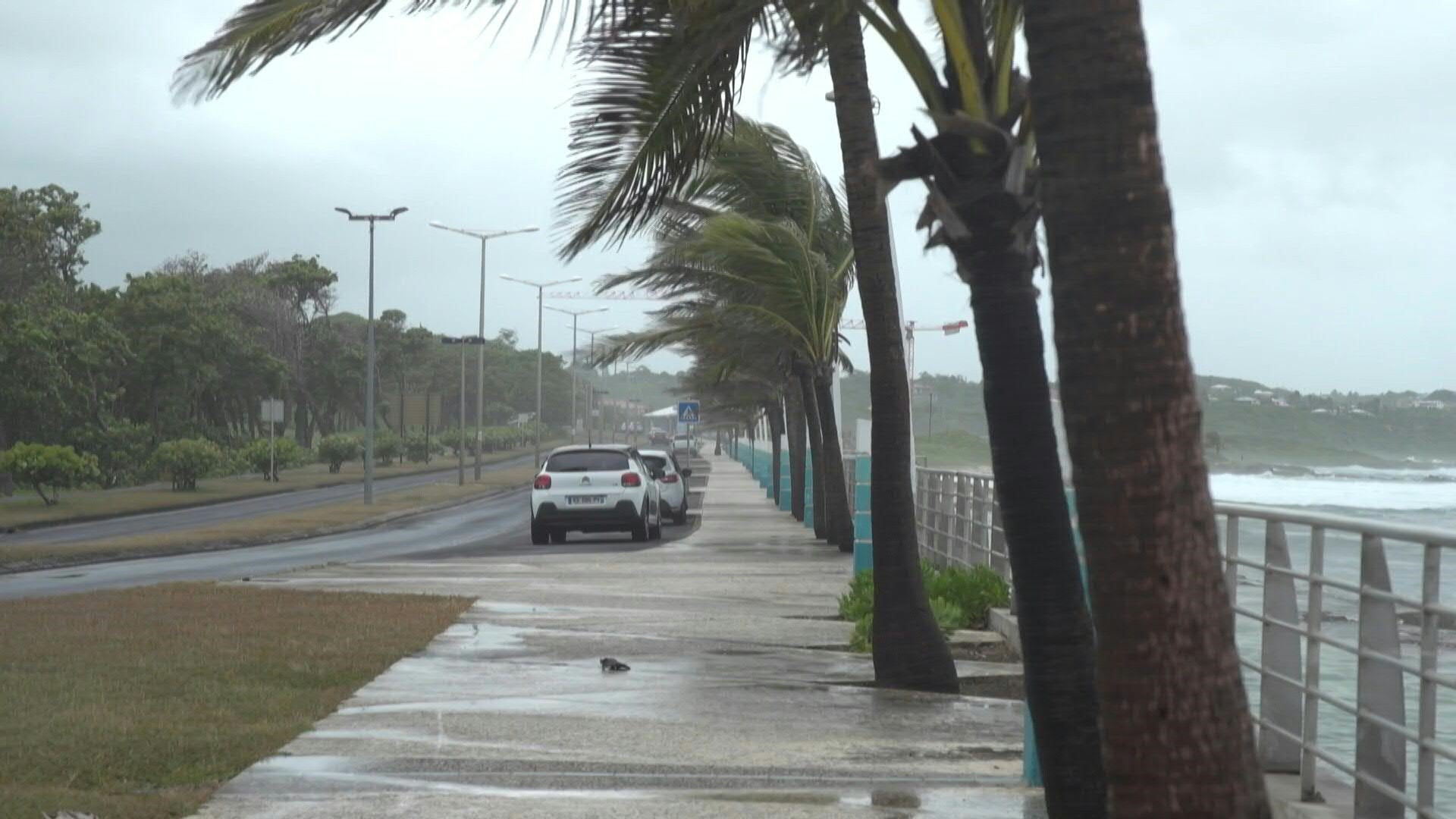 La tormenta tropical Fiona se convirtió en un huracán el domingo al acercarse a las costas de Puerto Rico, luego de que el fenómeno dejara una persona fallecida y graves daños a su paso por Guadalupe (AFP)
