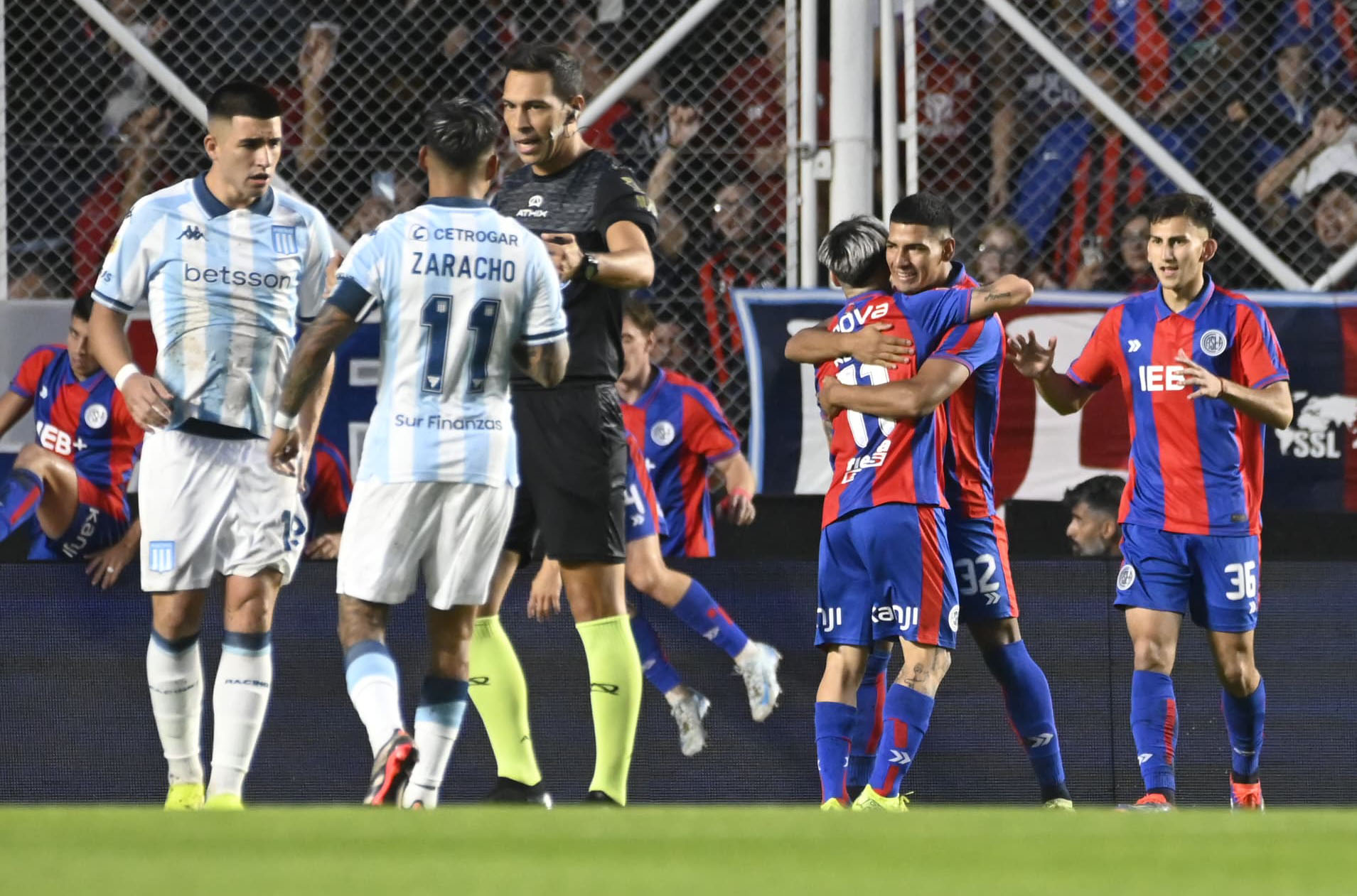 En un clásico atrapante, San Lorenzo venció sobre la hora 3-2 a Racing y llegó a la cima de la Zona B del Torneo Apertura