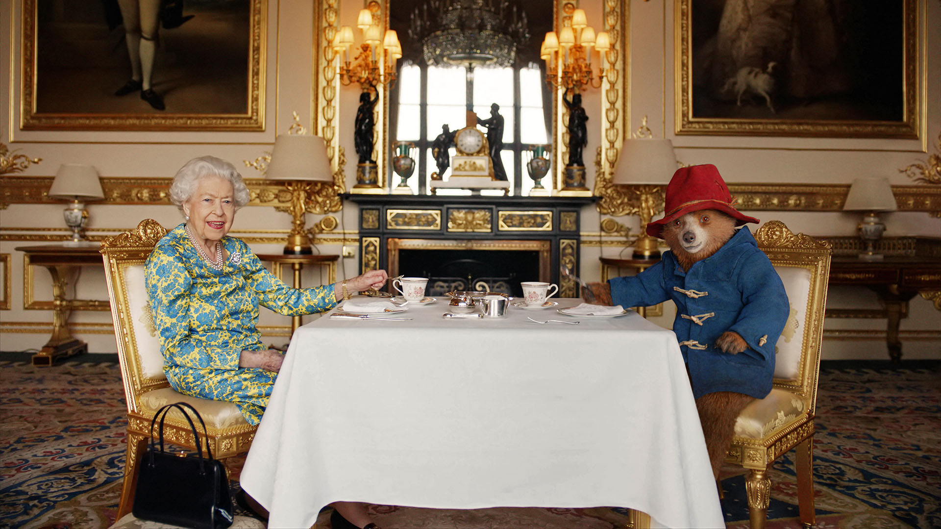 Paddington se dio el lujo de tomar el té con la Reina Isabel II durante los festejos del Jubileo. (BUCKINGHAM PALACE / AFP)