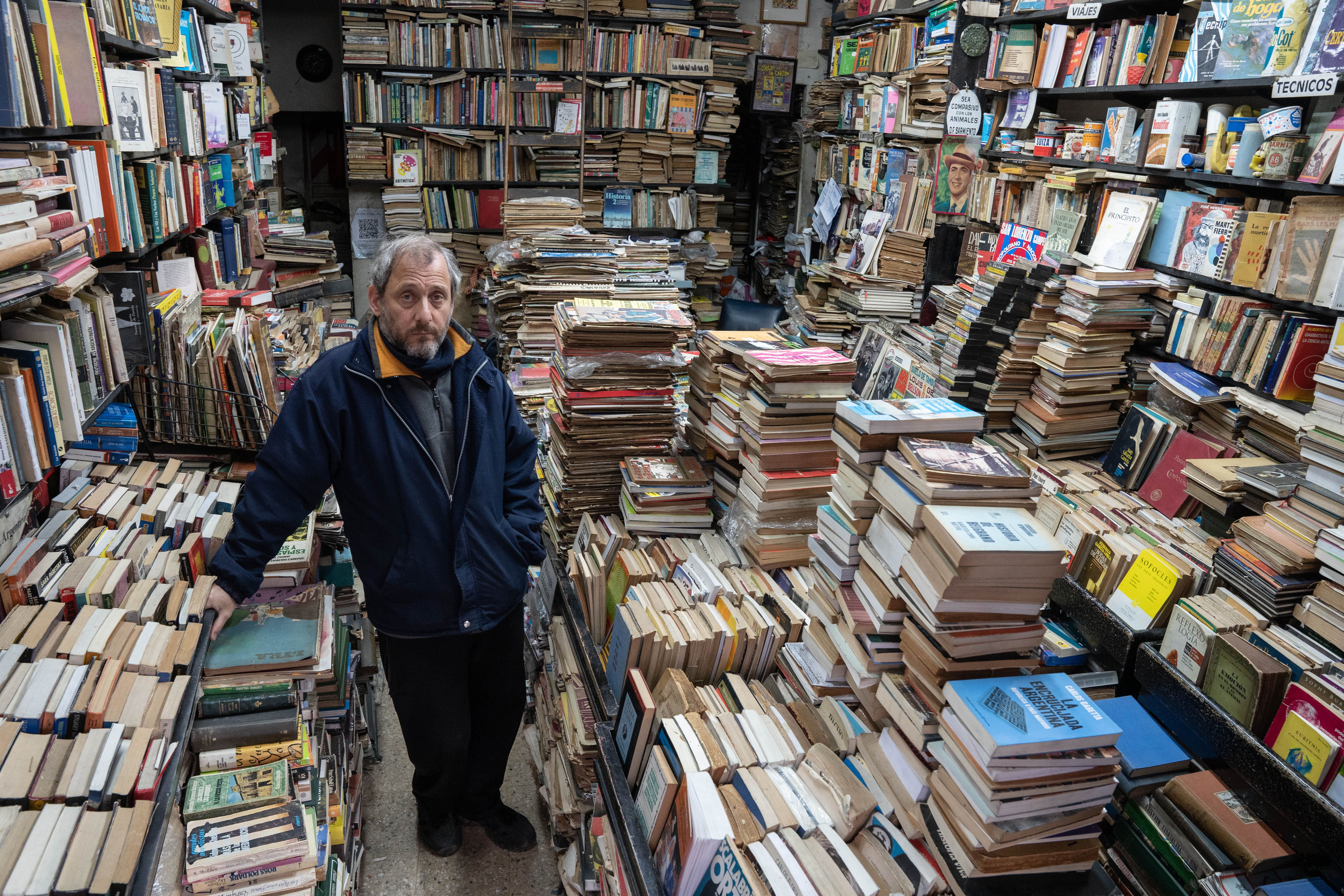 Rafael Bitrán con los miles de libros en su librería ubicada en avenida Pueyrredón al 700 (Credito: Franco Fafasuli)