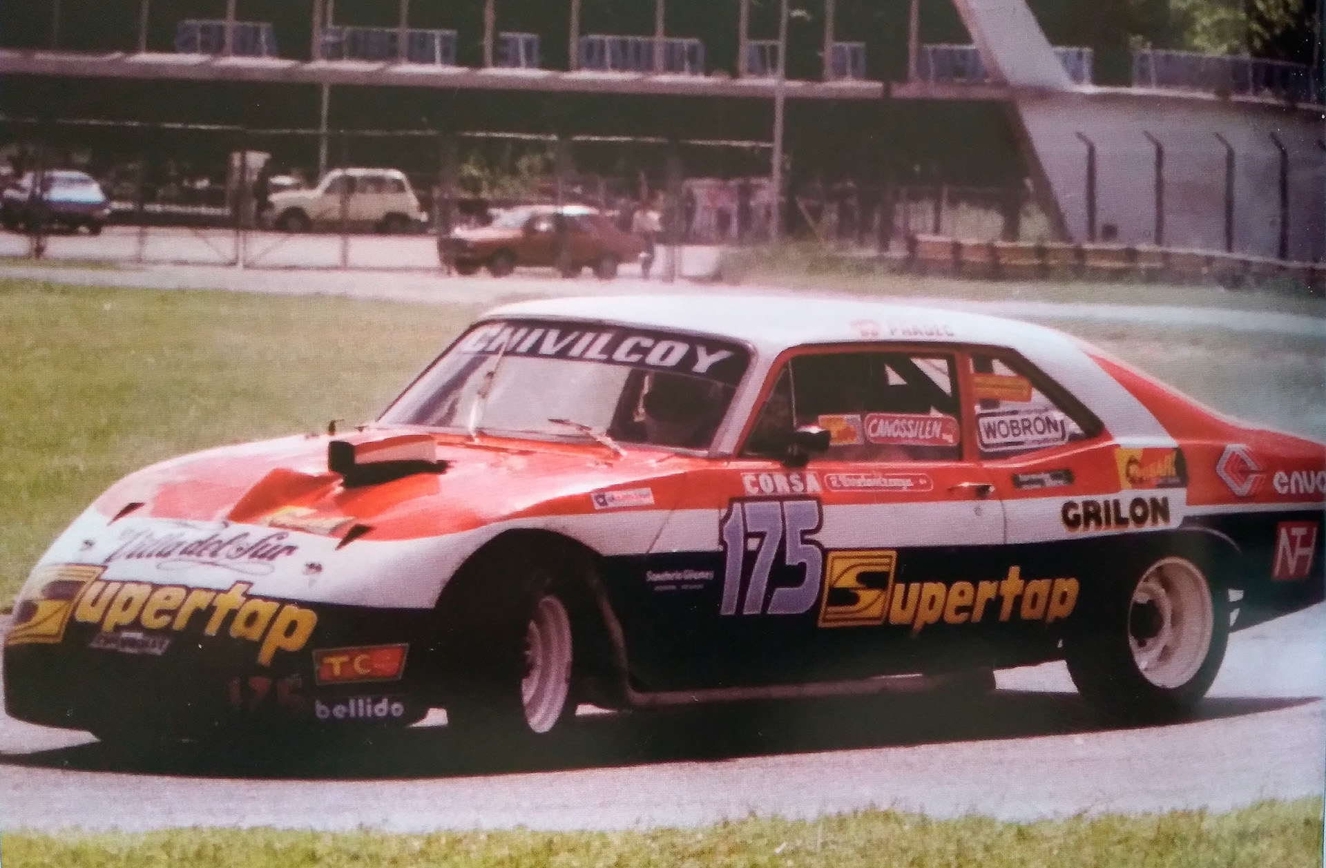 Trompo con el Chevrolet del equipo Supertap en la Horquilla del Autódromo de Buenos Aires en 1986 (Foto: Armando Contreras - Archivo CORSA)