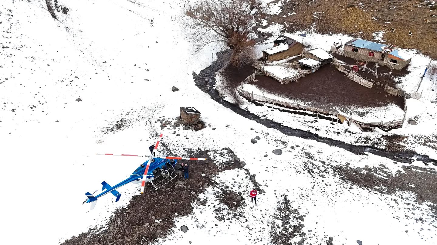 Con un operativo a&eacute;reo rescataron a una pareja de puesteros aislada por las nevadas en Neuqu&eacute;n