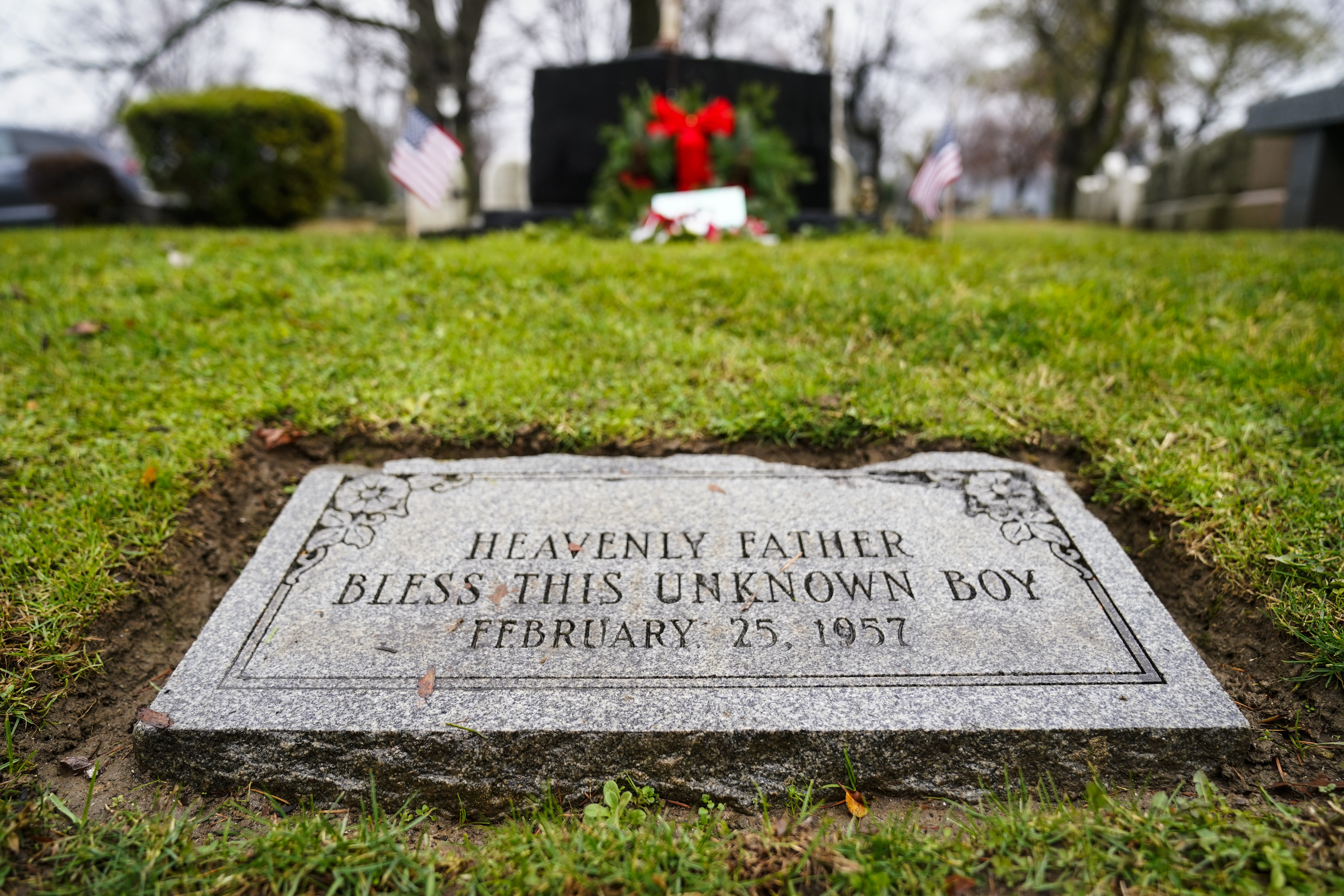 La tumba de un niño cuyo cuerpo golpeado fue encontrado dentro de una caja de cartón hace décadas se ve en Filadelfia, el miércoles 7 de diciembre de 2022. (Foto AP/Matt Rourke)