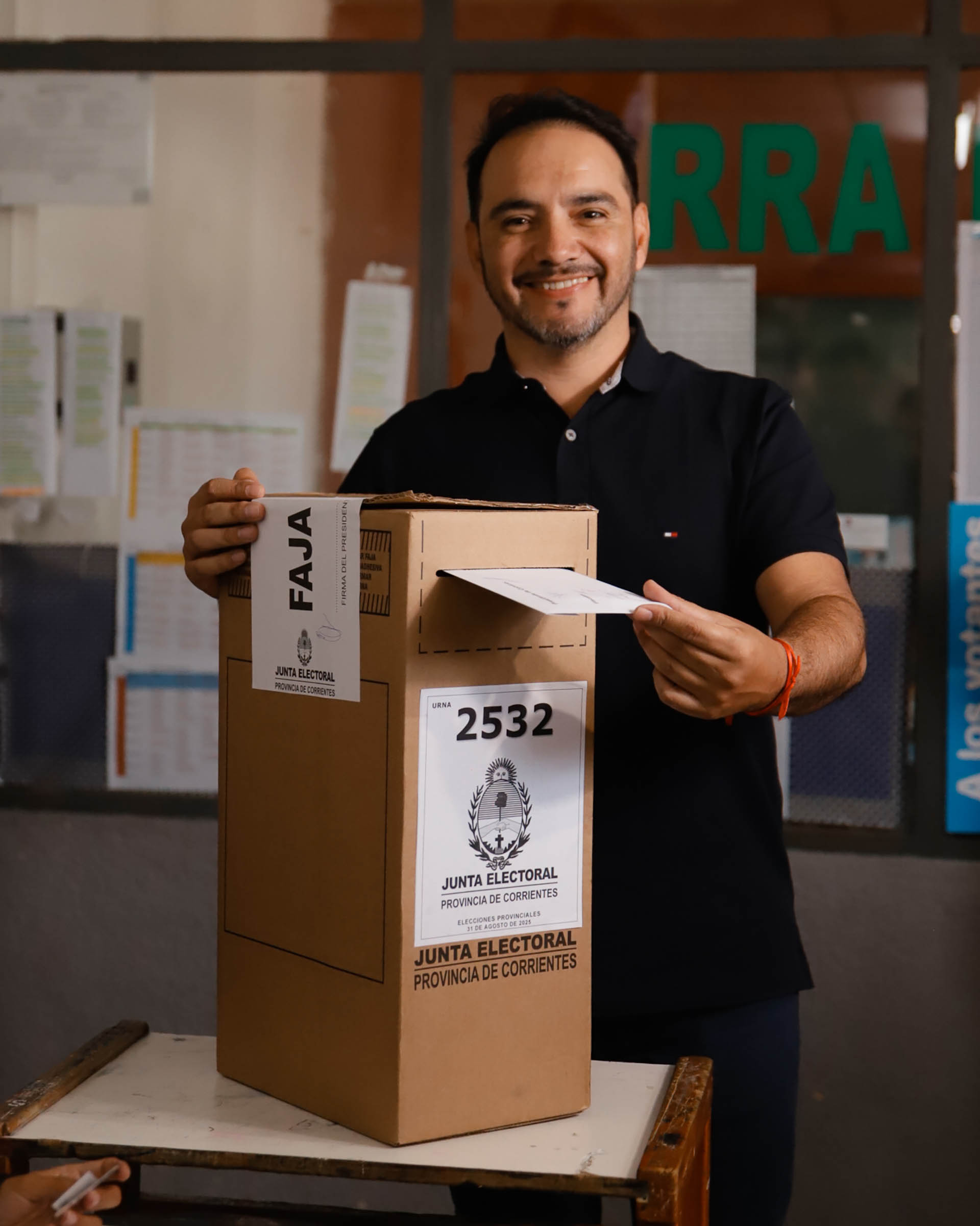 El gobernador de Corrientes anticip&oacute; que desdoblar&aacute; las elecciones: se votar&iacute;a a mitad de 2027