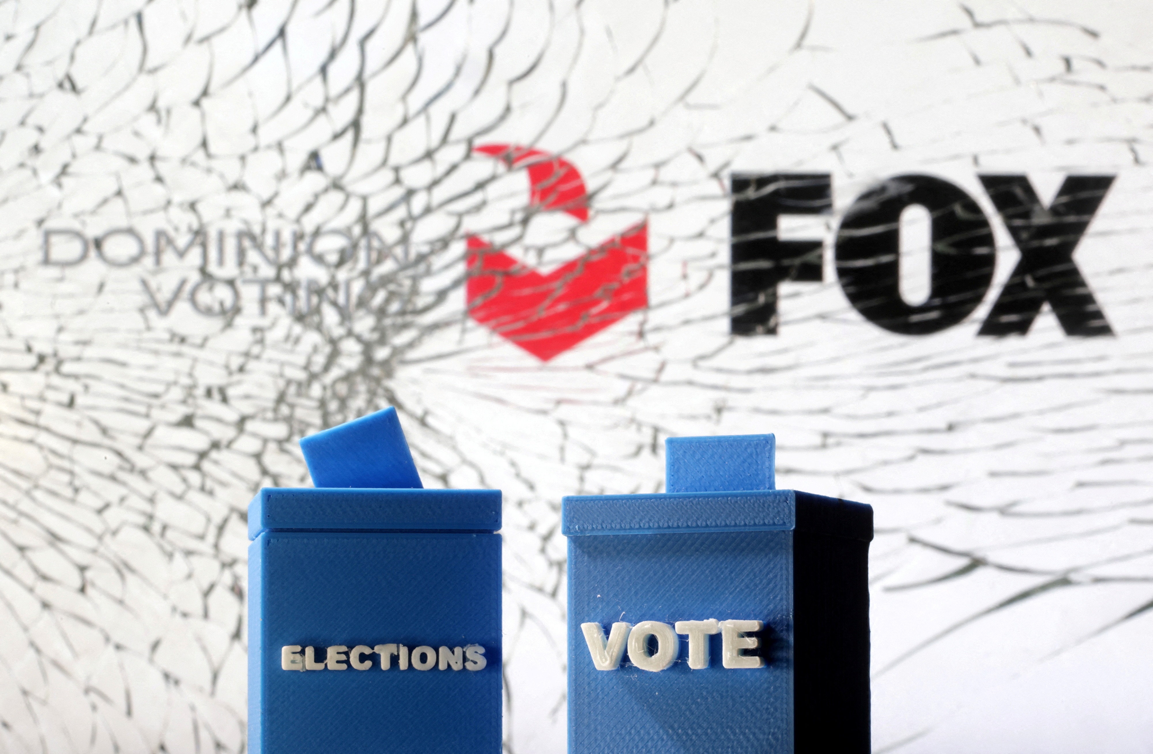 FOTO DE ARCHIVO: Las miniaturas de las urnas se ven frente a los logotipos de Dominion Voting Systems y Fox en esta ilustración tomada el 6 de abril de 2023. REUTERS/Dado Ruvic/Illustration/File Photo