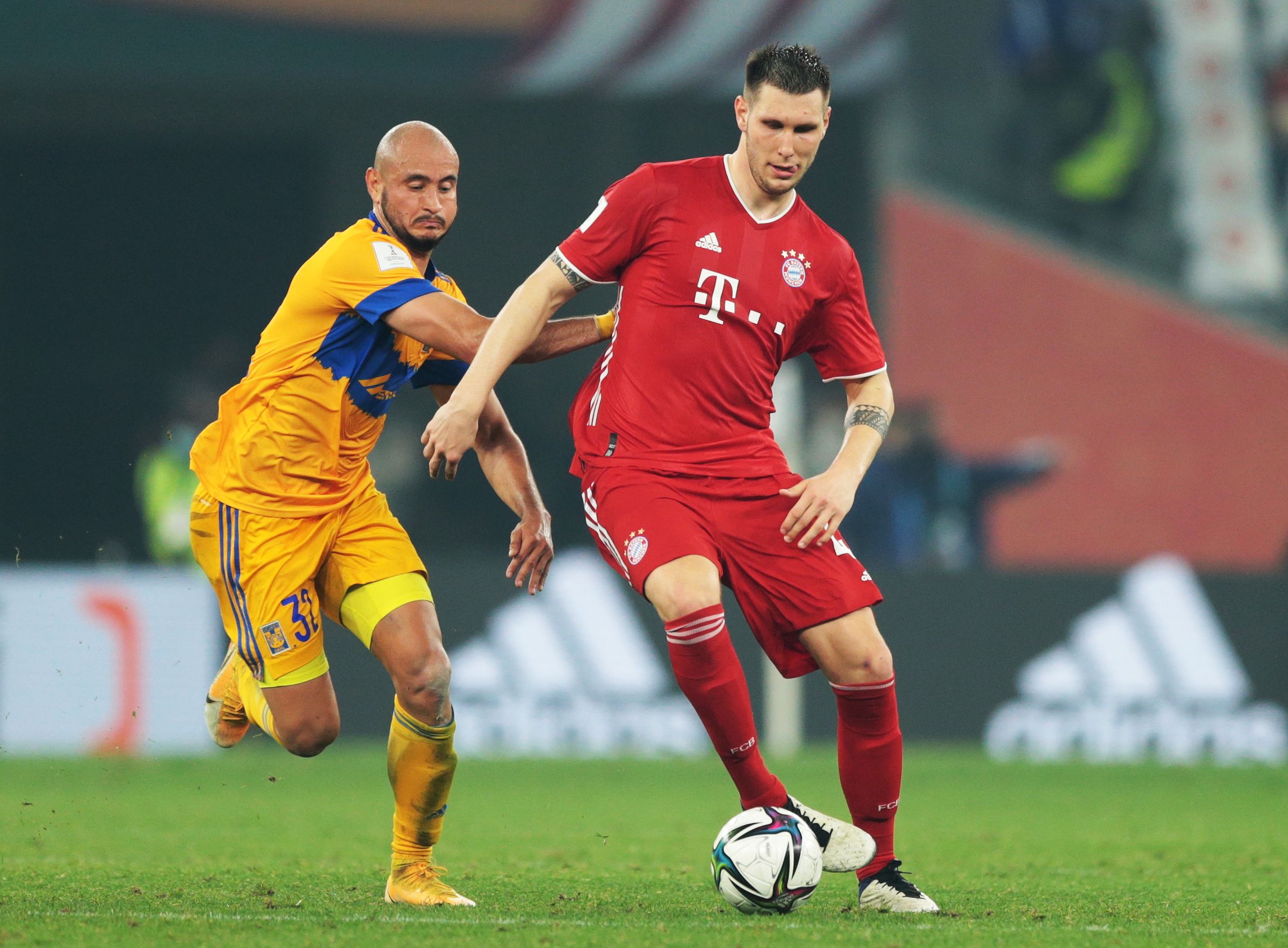 Niklas Sule de Bayern Múnich con Carlos González de Tigres.