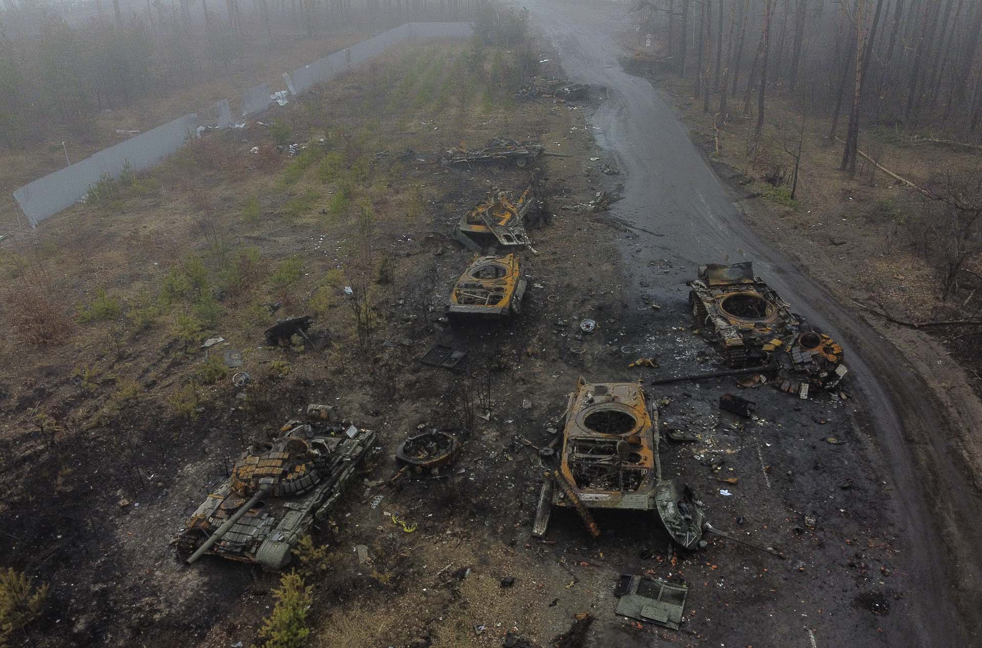 Tanques incendiados en las afueras de Kiev: el ejército ruso encuentra resistencia por parte de las fuerzas ucranianas. 