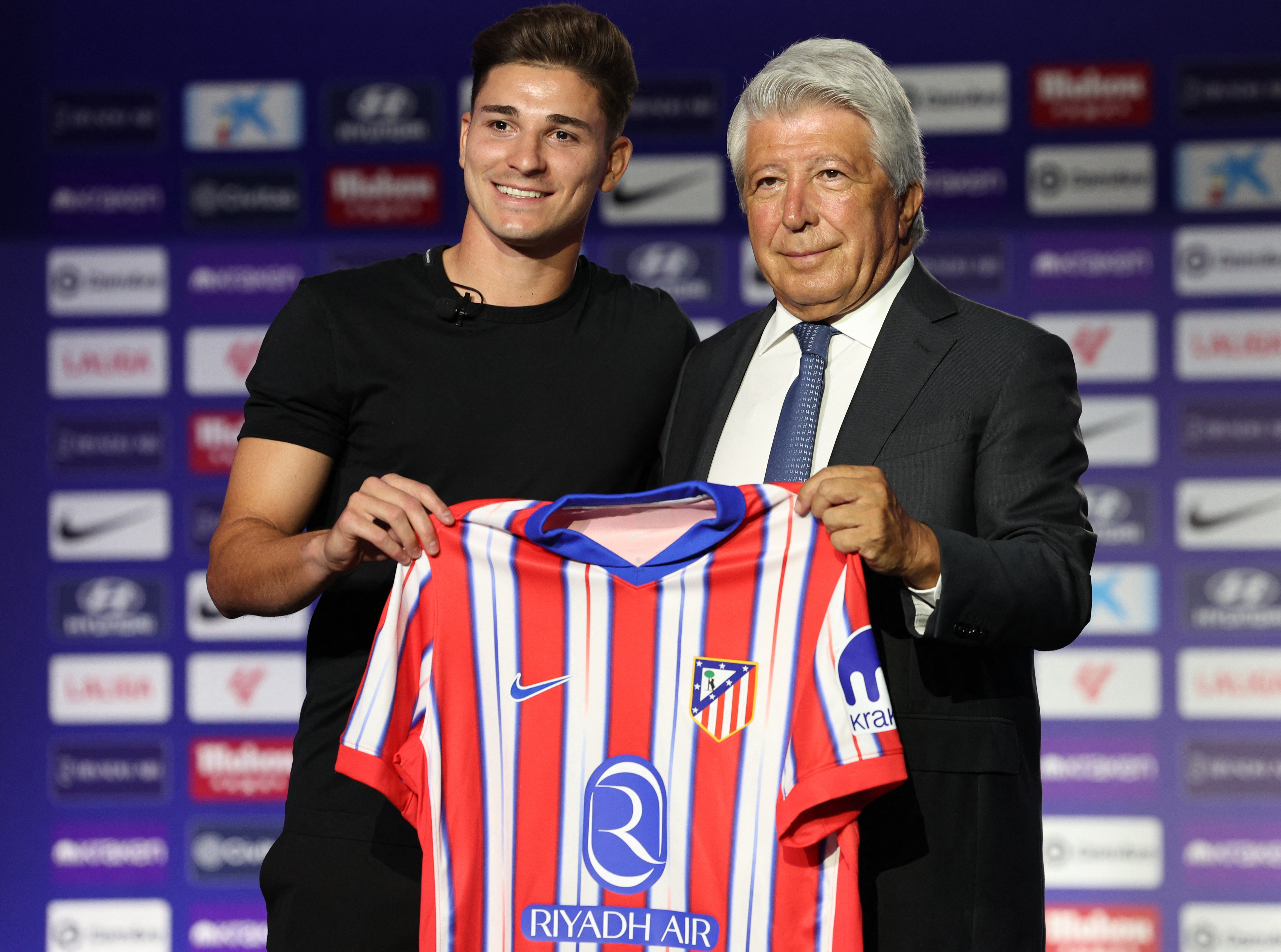 El presidente del Atl&eacute;tico de Madrid insisti&oacute; con que Juli&aacute;n &Aacute;lvarez no se ir&aacute; al Barcelona y crece la tensi&oacute;n: 