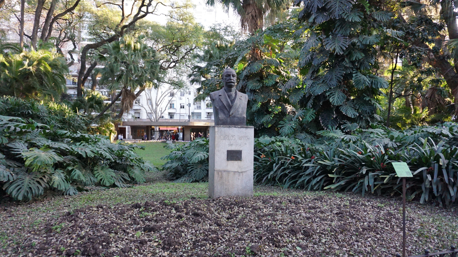 La Mujer Que “vive” En El Jardín Botánico Y Las Leyendas De Fantasmas Sexo Y Cenizas De Huesos 