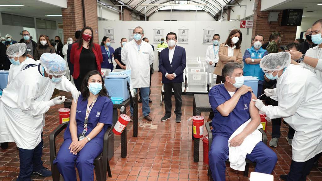 Con la presencia del ministro de Salud, Fernando Ruiz y la vicepresidenta Marta Ramírez, inició la vacunación contra el covid-19 en Bogotá. Foto: Secretaría de Salud.