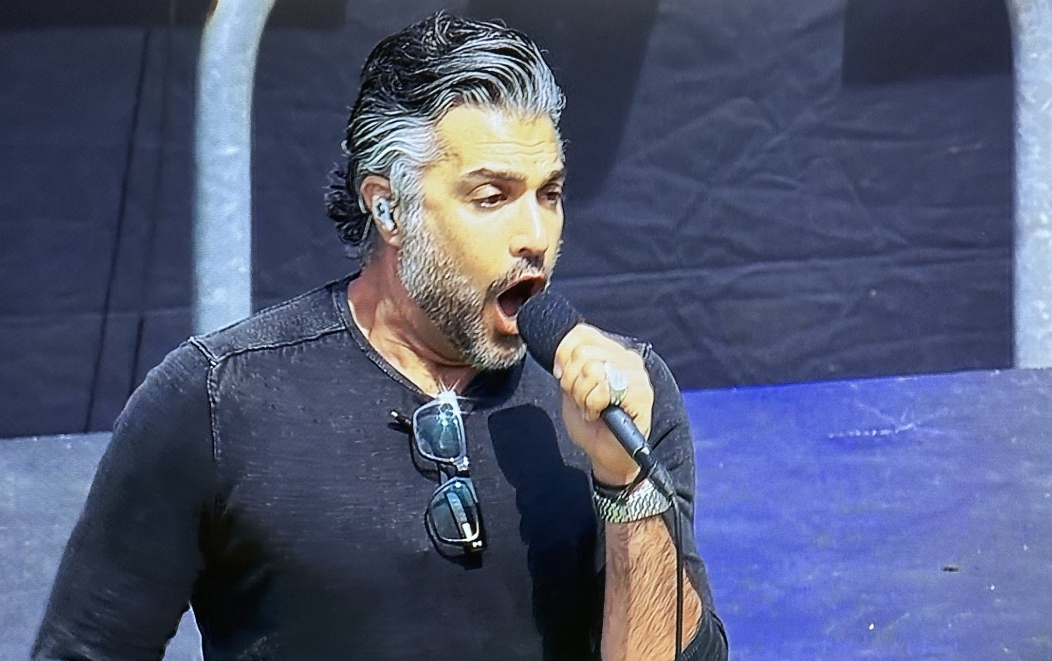 Jaime Camil erró en la letra del himno de Estados Unidos durante su interpretación en Nascar (Captura de pantalla)