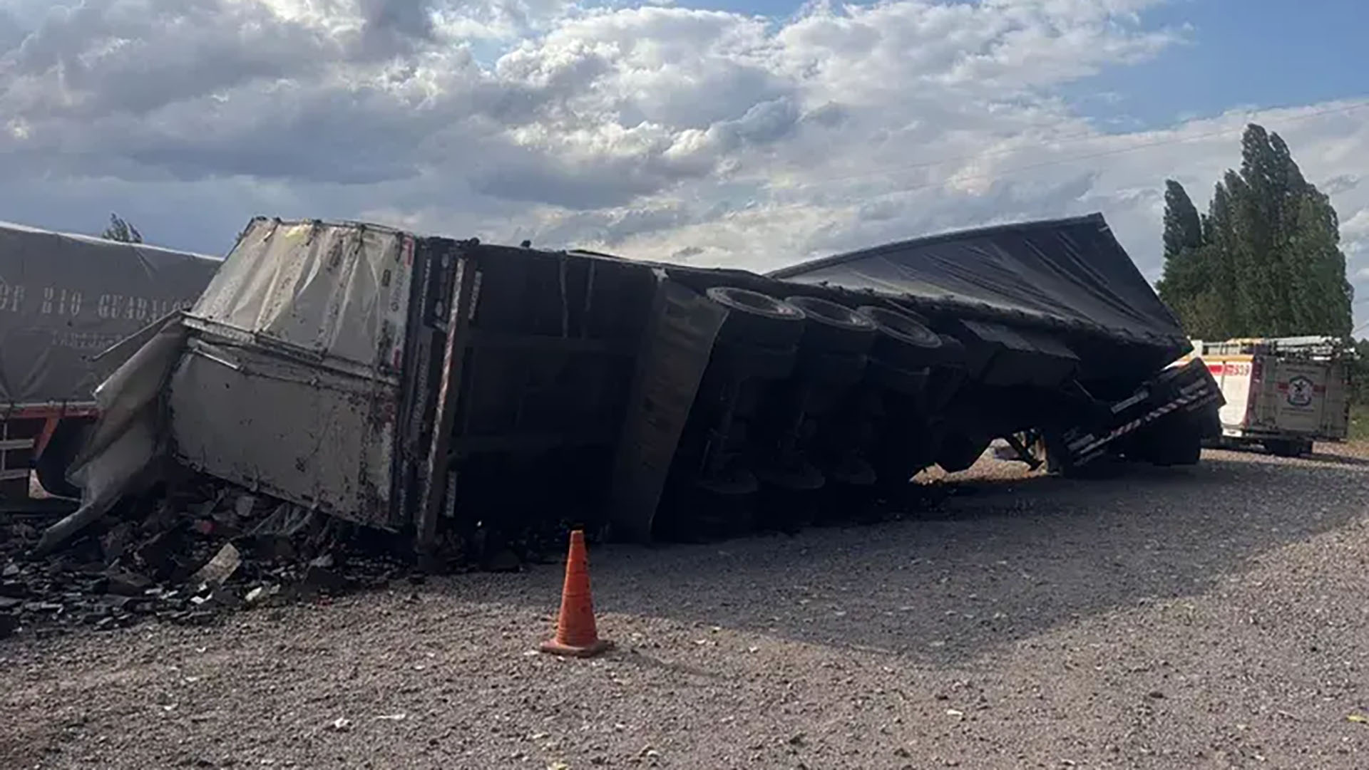 Video: volc&oacute; un cami&oacute;n que llevaba aceites de oliva y una influencer grab&oacute; c&oacute;mo robaban la mercader&iacute;a