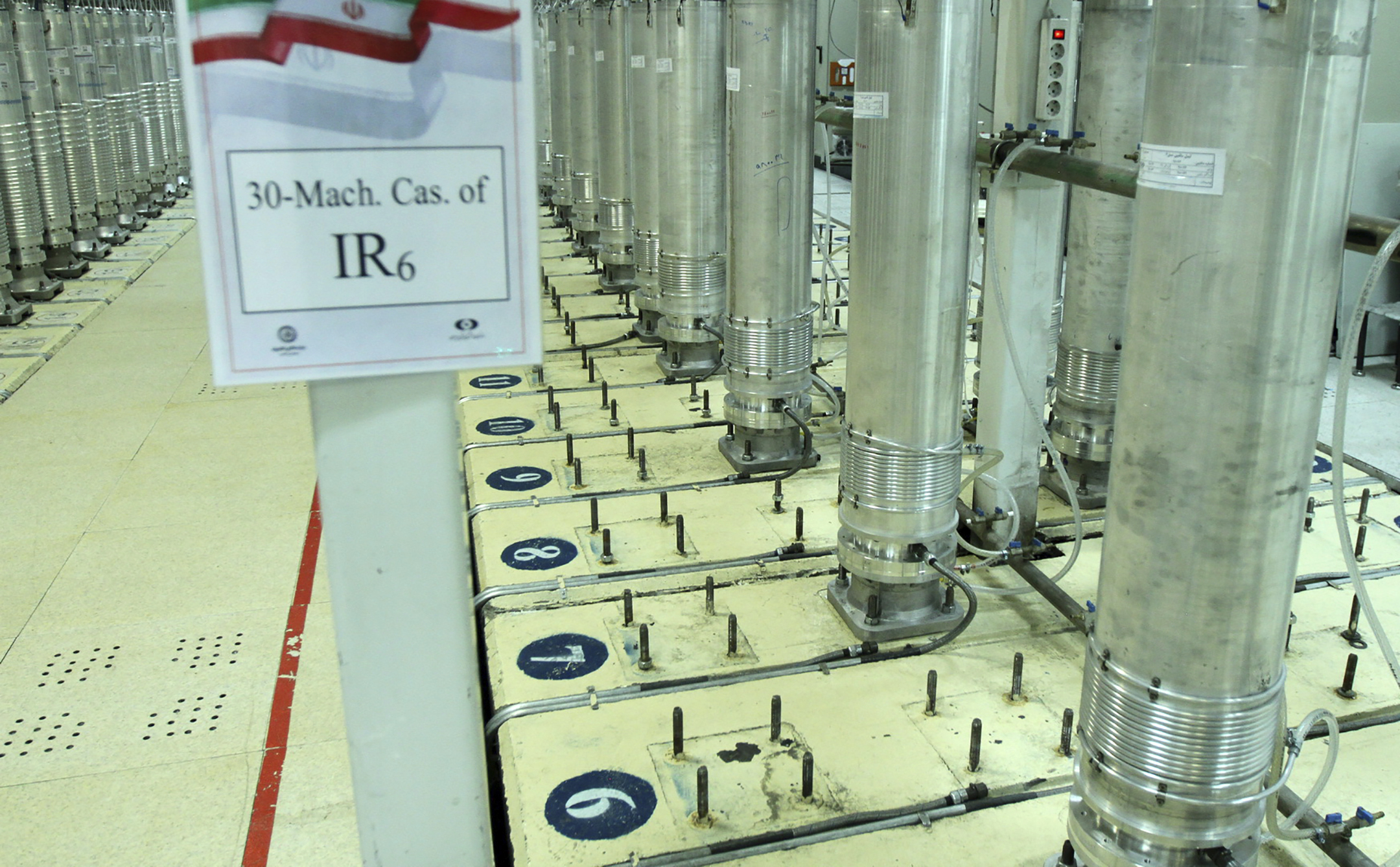 Esta imagen de archivo publicada el 5 de noviembre de 2019 por el Organismo iraní de Energía Atómica muestra varias centrifugadoras en la planta de enriquecimiento de uranio en Natanz, en el centro de Irán. (Organismo Internacional de la Energía Atómica, via AP, Archivo)