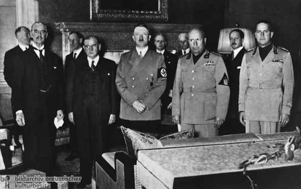 En septiembre de 1938, en la Conferencia de Múnich, se reunieron el primer ministro británico Chamberlain, el primer ministro de Francia Daladier, el líder del gobierno italiano Mussolini y Hitler. Anunciaron que habían logrado “la paz para nuestro siglo”