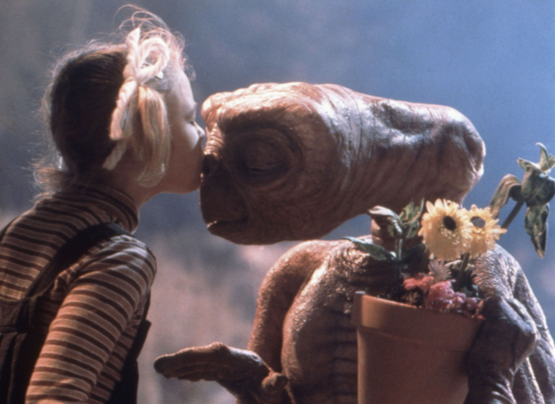 Drew Barrymore y E.T., en una de las escenas más conmovedoras de la película (Getty)