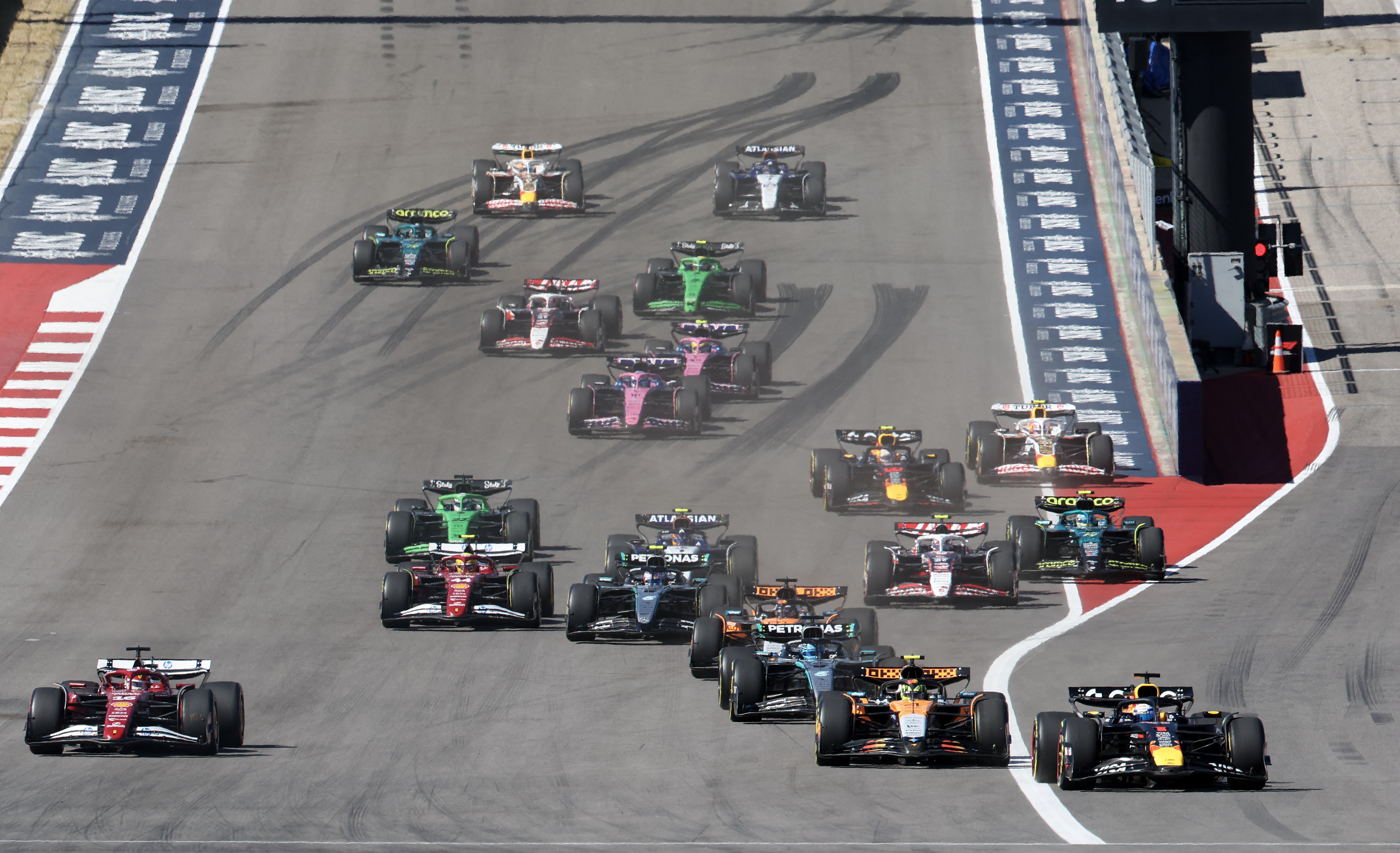 Empieza el juicio a Hadi Matar, el hombre que atacó a escritor Salman Rushdie 