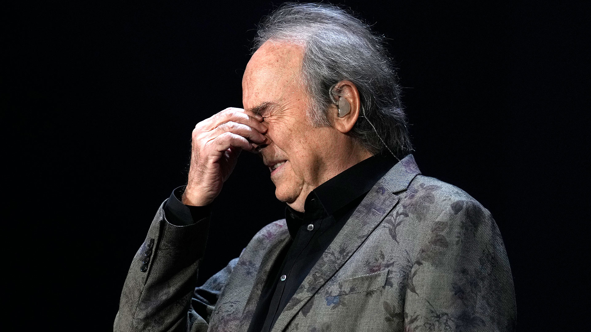 Un Serrat emocionado durante el concierto en que dice el adiós definitivo a los escenarios, tras 57 años de éxitos (EFE/Alejandro García)