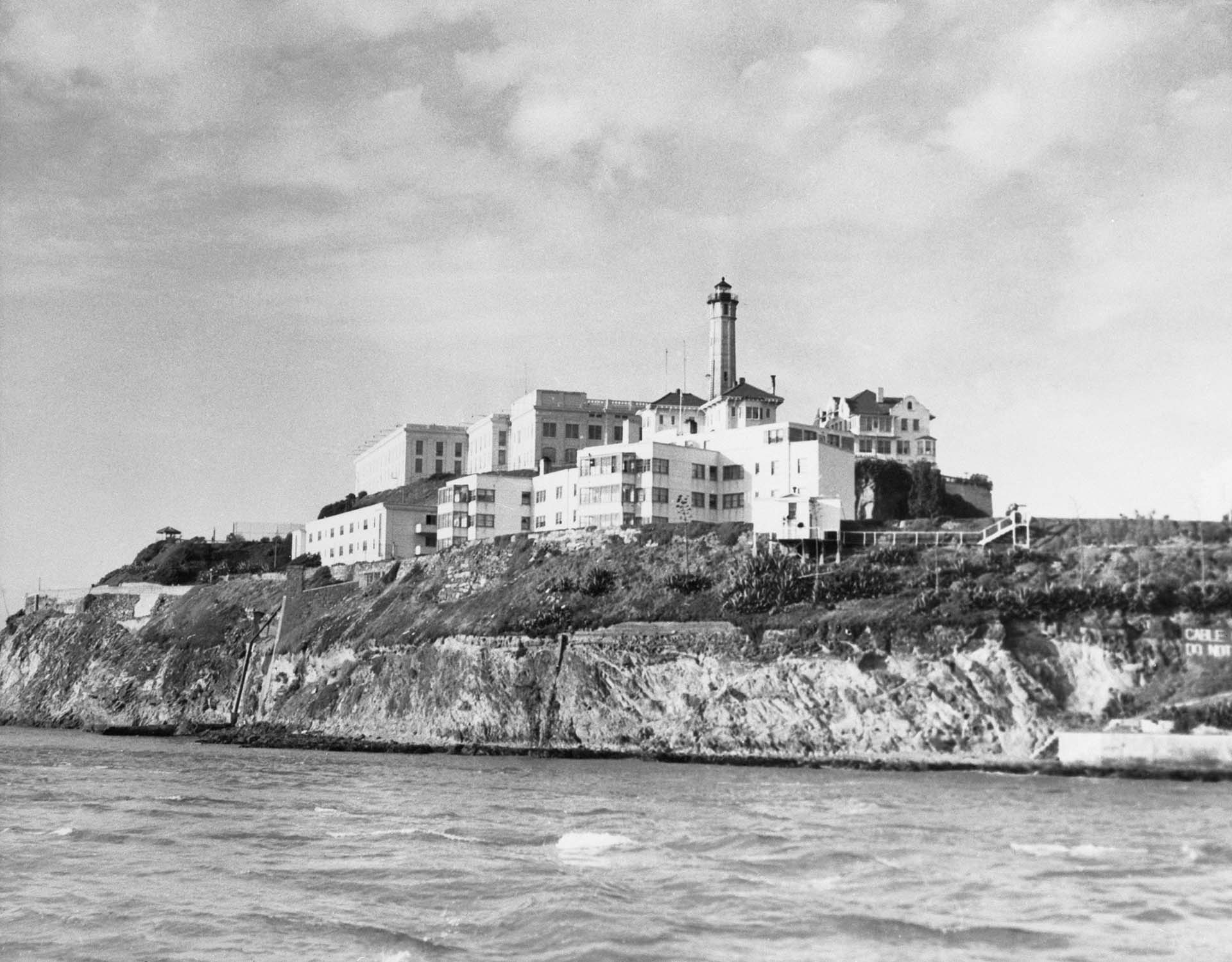 Hace ochenta años, el 13 de abril de 1943, cuatro presos desesperados intentaron una huida igual de desesperada de Alcatraz, un penal infranqueable, recio y seguro