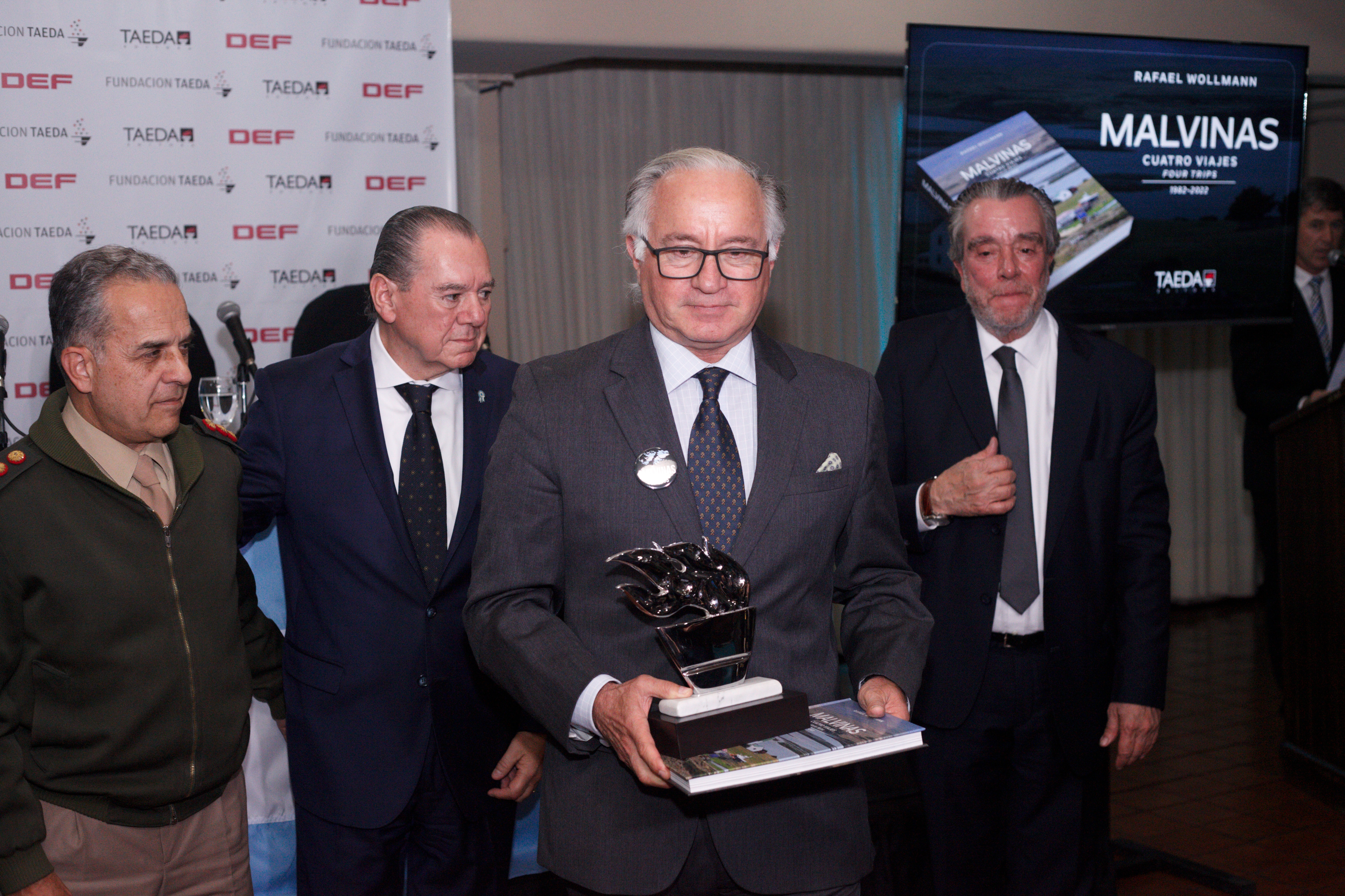 El coronel VGM Horacio Sánchez Mariño, piloto de helicópteros del Ejército en Malvinas, con su reconocimiento (Roberto Almeida)