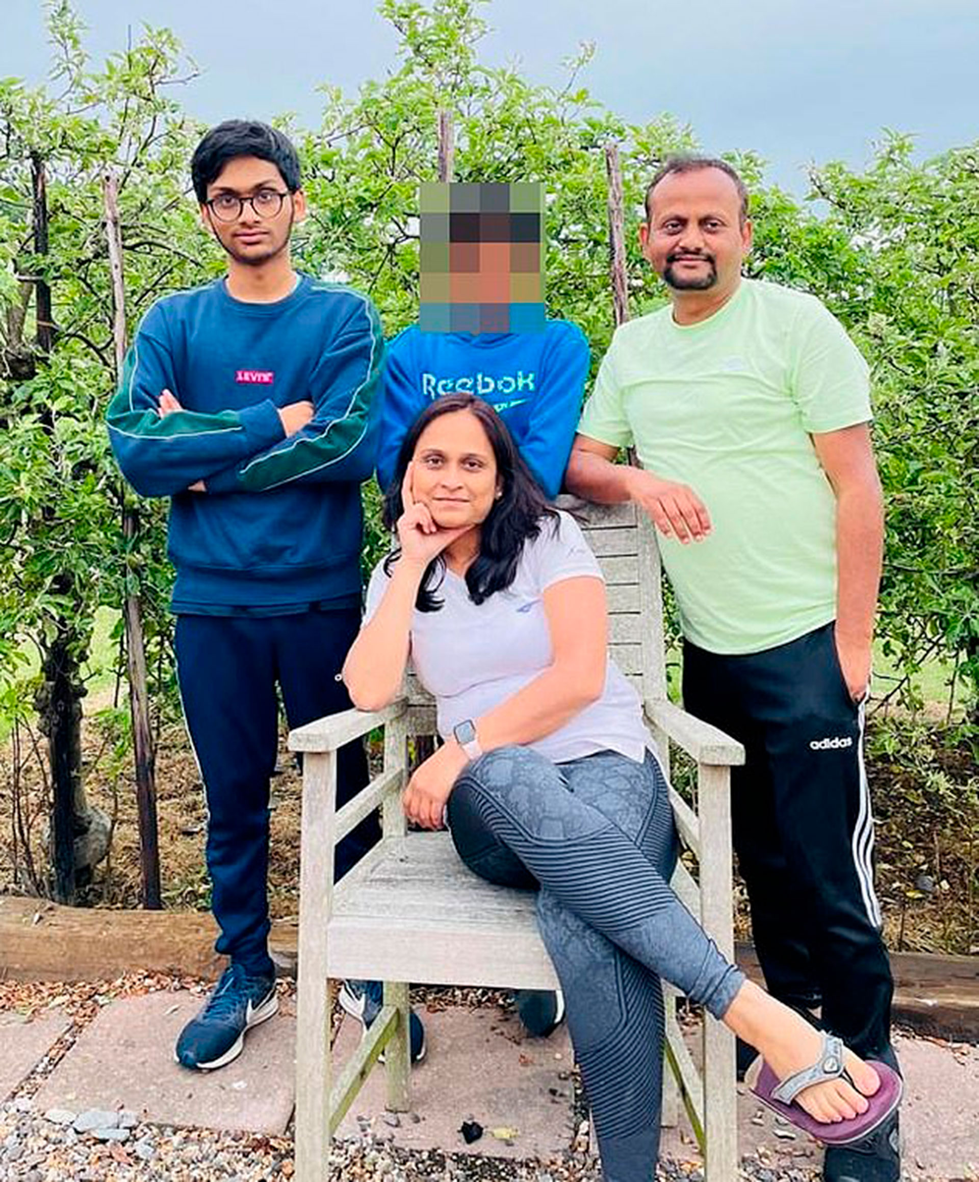 Aditya Verma junto a sus familia. Su madre es médica y él creció en el próspero suburbio de Orpington, en el Kent