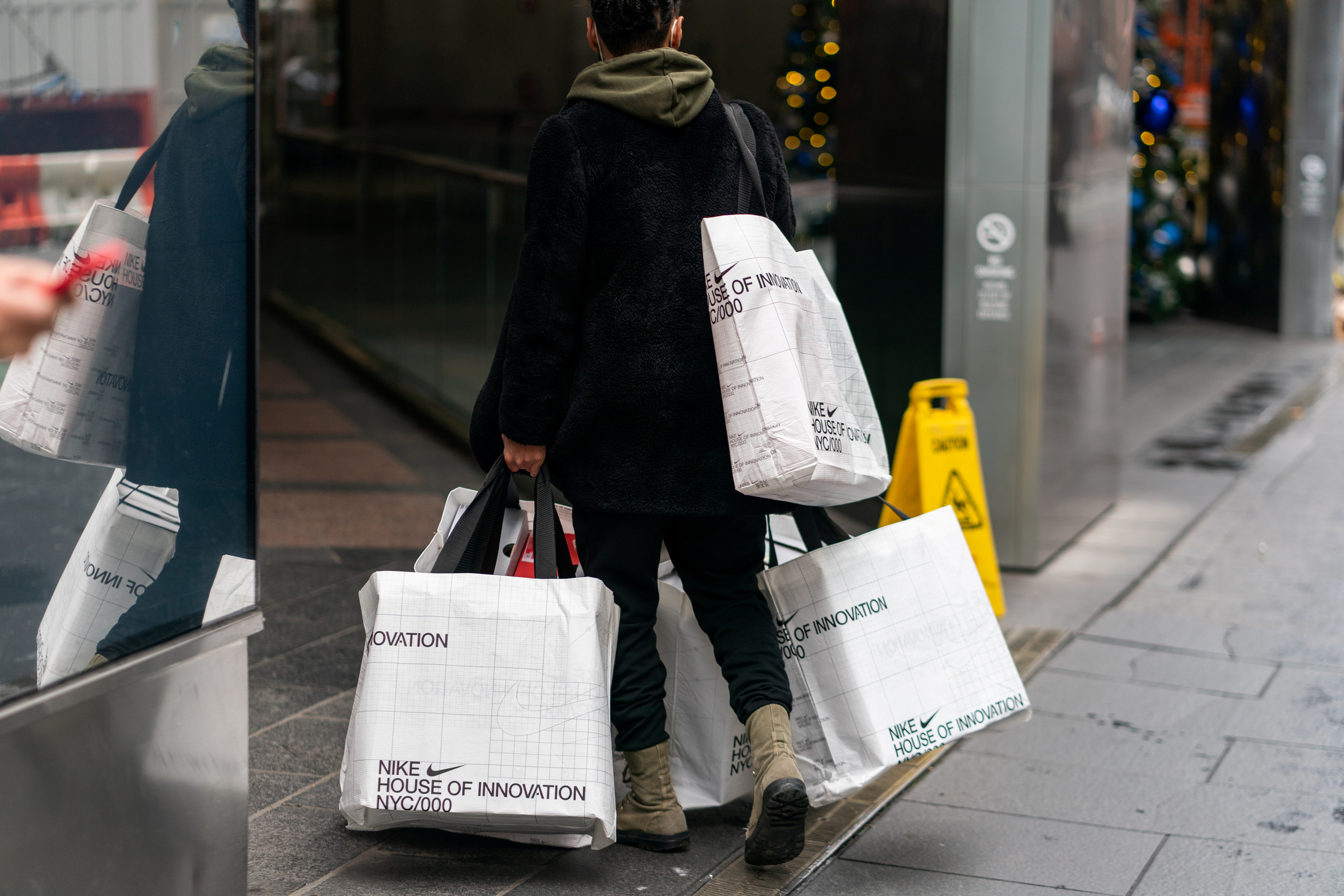 Las compras compulsivas no se consideran una adicción, pero las personas sienten emociones similares (REUTERS/Jeenah Moon)