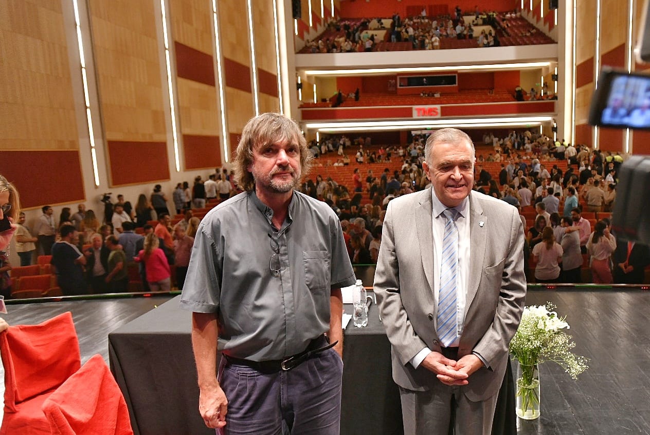 Padre "Pepe" Di Paola junto al gobernador de Tucumán, Osvaldo Jaldo