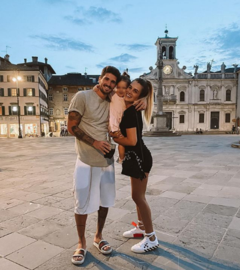 En septiembre de 2020, Rodrigo de Paul publicó esta postal familiar junto a Camila Homs -actual ex mujer- y Francesca, la hija de ambos (Foto: Instagram)