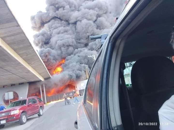 Un choque entre un tren y una pipa generó una explosión (Foto: @vialhermes/Twitter)