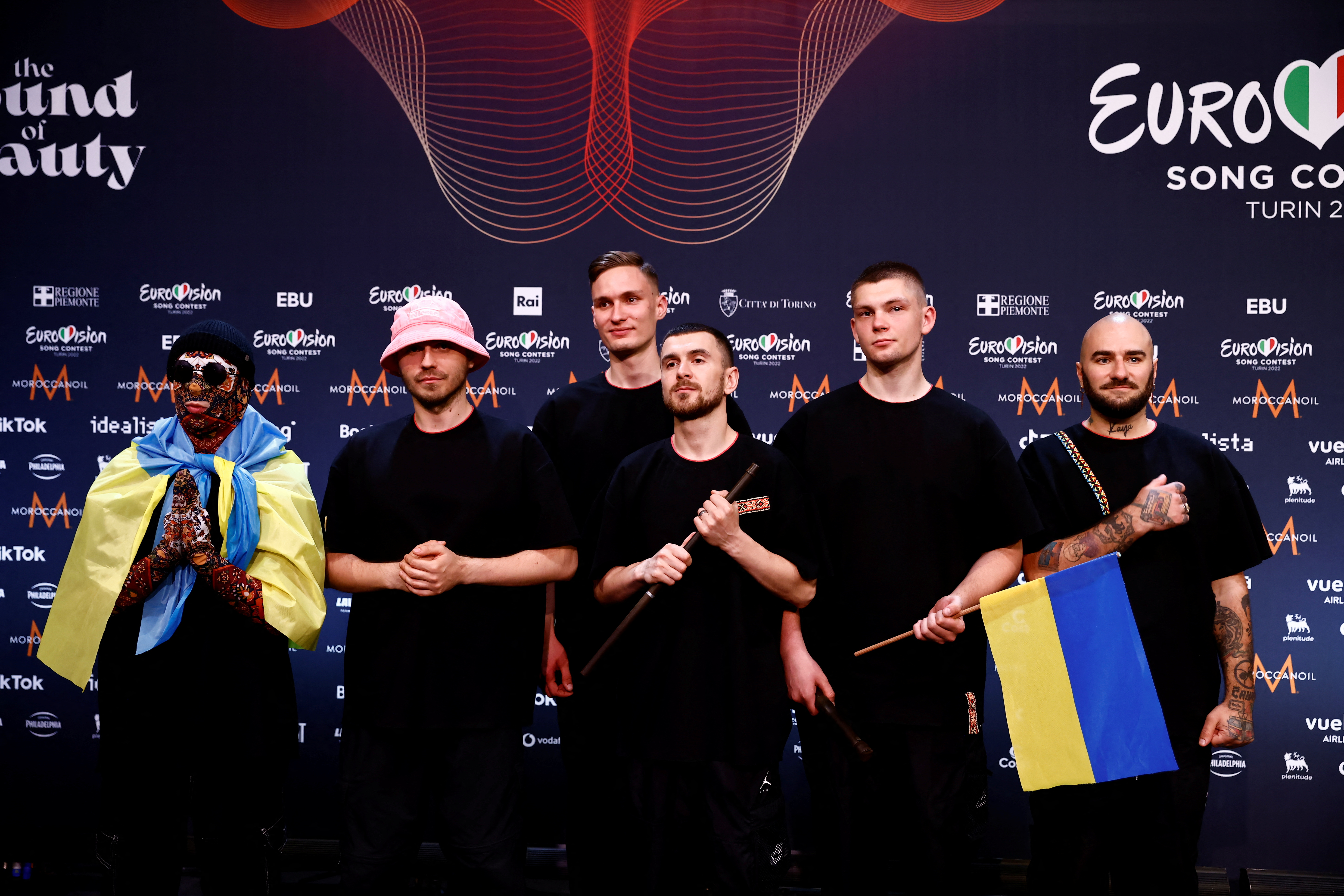 La banda de seis miembros recibió un permiso especial para salir del país y representar a Ucrania y la cultura ucraniana en el concurso de música. (REUTERS/Yara Nardi)