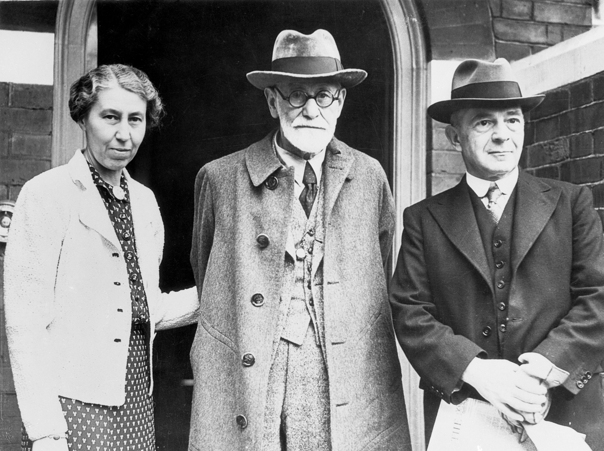 Sigmund Freud junto a su discípulo Ernest Jones en la puerta de la nueva casa del psicoanalista en Elsworthy Road, Hampstead, donde siguió con sus investigaciones luego del exilio obligado por el nazismo (Getty) 