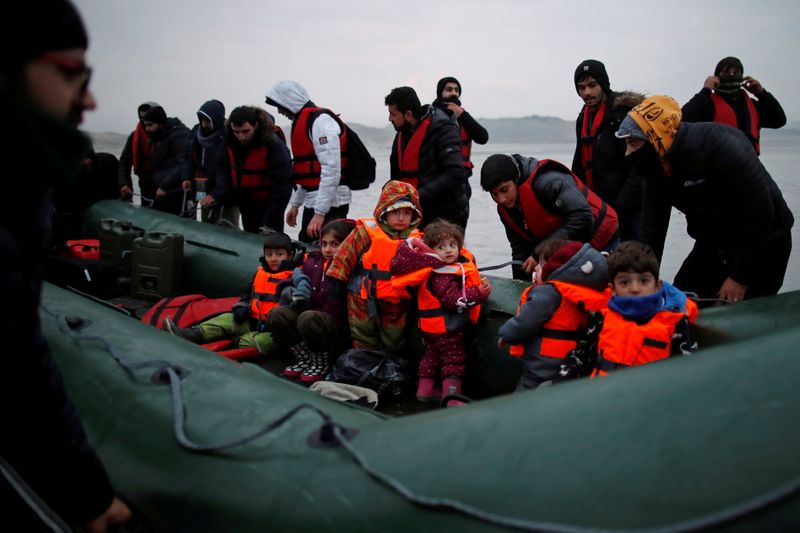 Migrantes en bote de goma en la costa francesa se disponen a cruzar a Inglaterra a través del Canal de la Mancha, Wimereux, Francia, 24 noviembre 2021 (REUTERS/Gonzalo Fuentes)