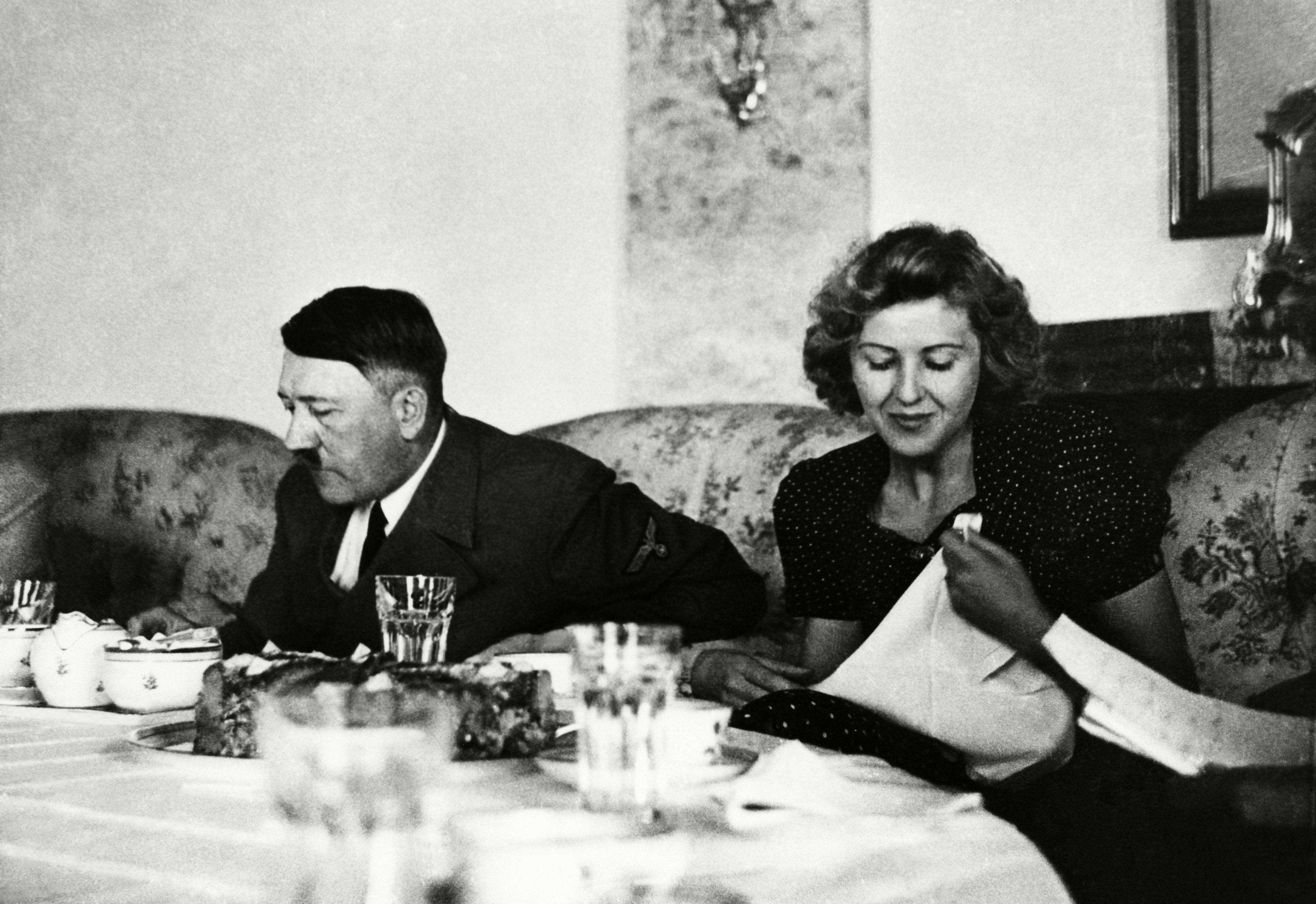 El dictador Adolf Hitler junto a su futura esposa Eva Braun en 1940