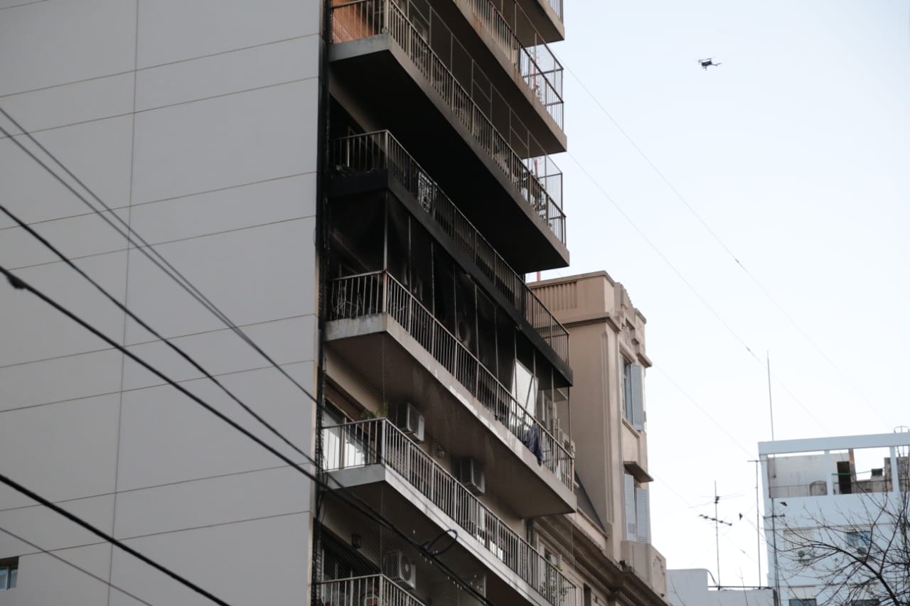 Así quedó el balcón del departamento ubicado en el séptimo piso de un edificio de Recoleta que se incendió esta madrugada. (Luciano González)
