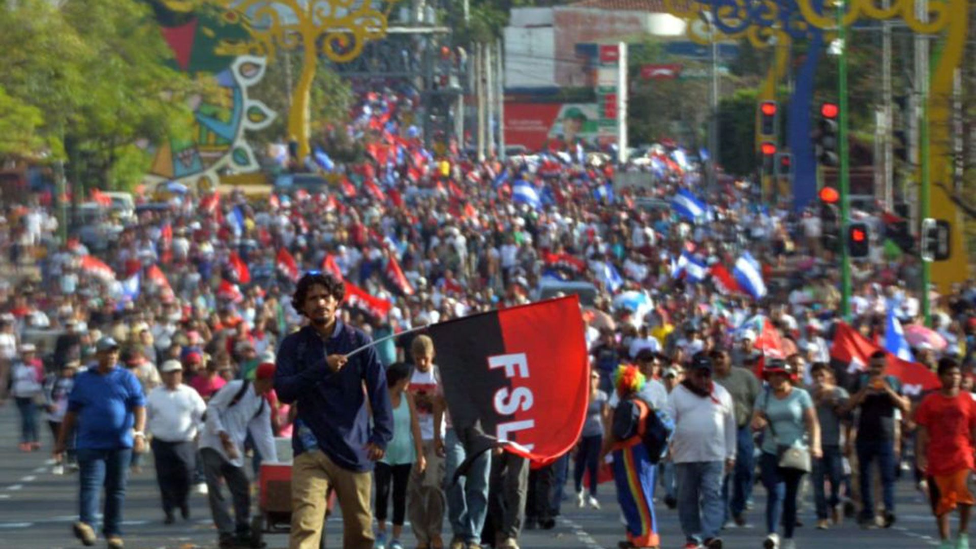 Según los especialistas, Nicaragua está comenzando a pagar las consecuencias de la imprudencia y falta de prevención de semanas atrás. En la grafica la marcha “Amor en tiempos de COVID-19” que organizó el gobierno el 14 de marzo pasado.  (Cortesía La Prensa)