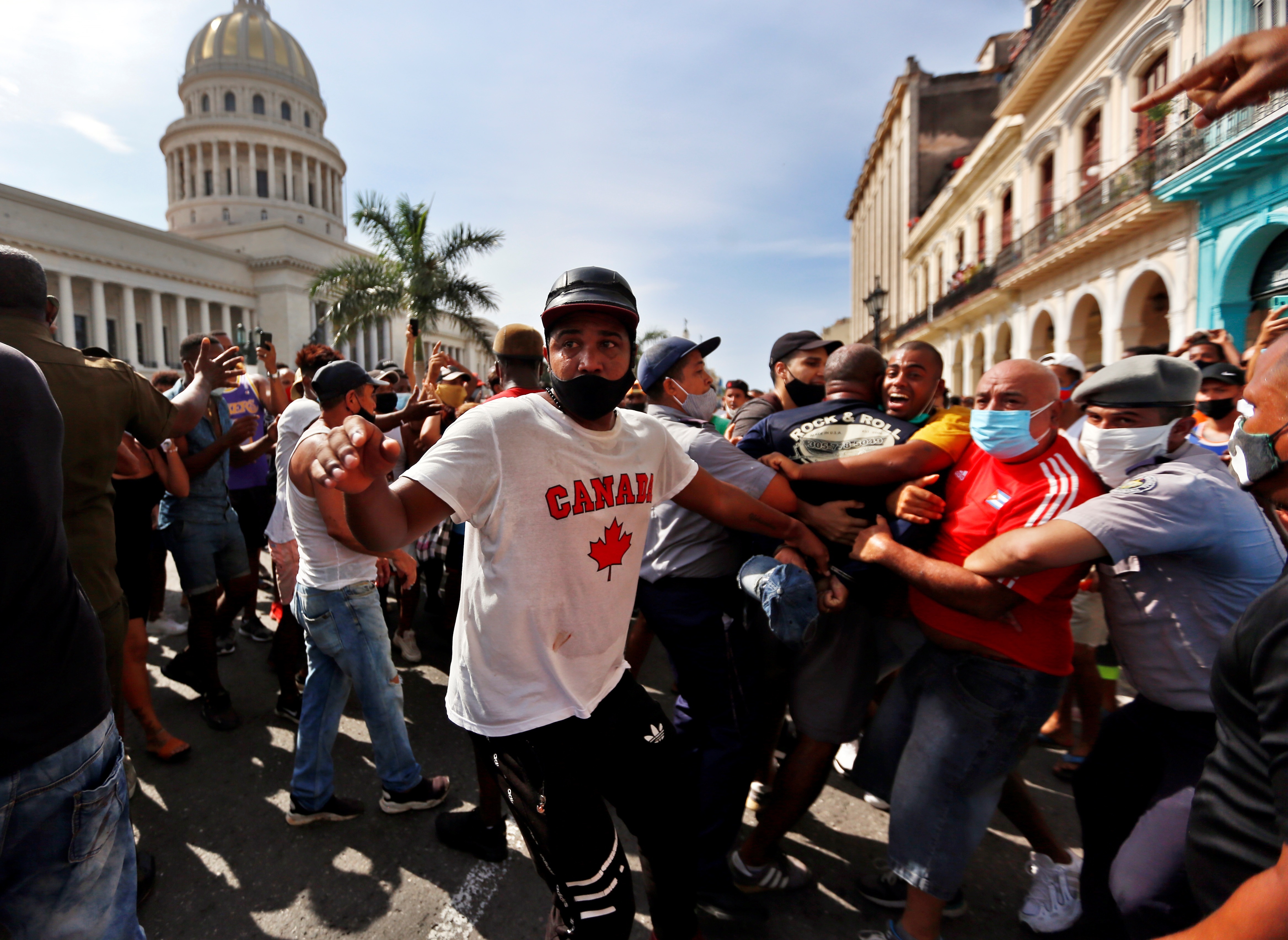 Policías arrestan a manifestantes frente al capitolio de Cuba, el 12 de julio, en La Habana (Cuba). EFE/Ernesto Mastrascusa

