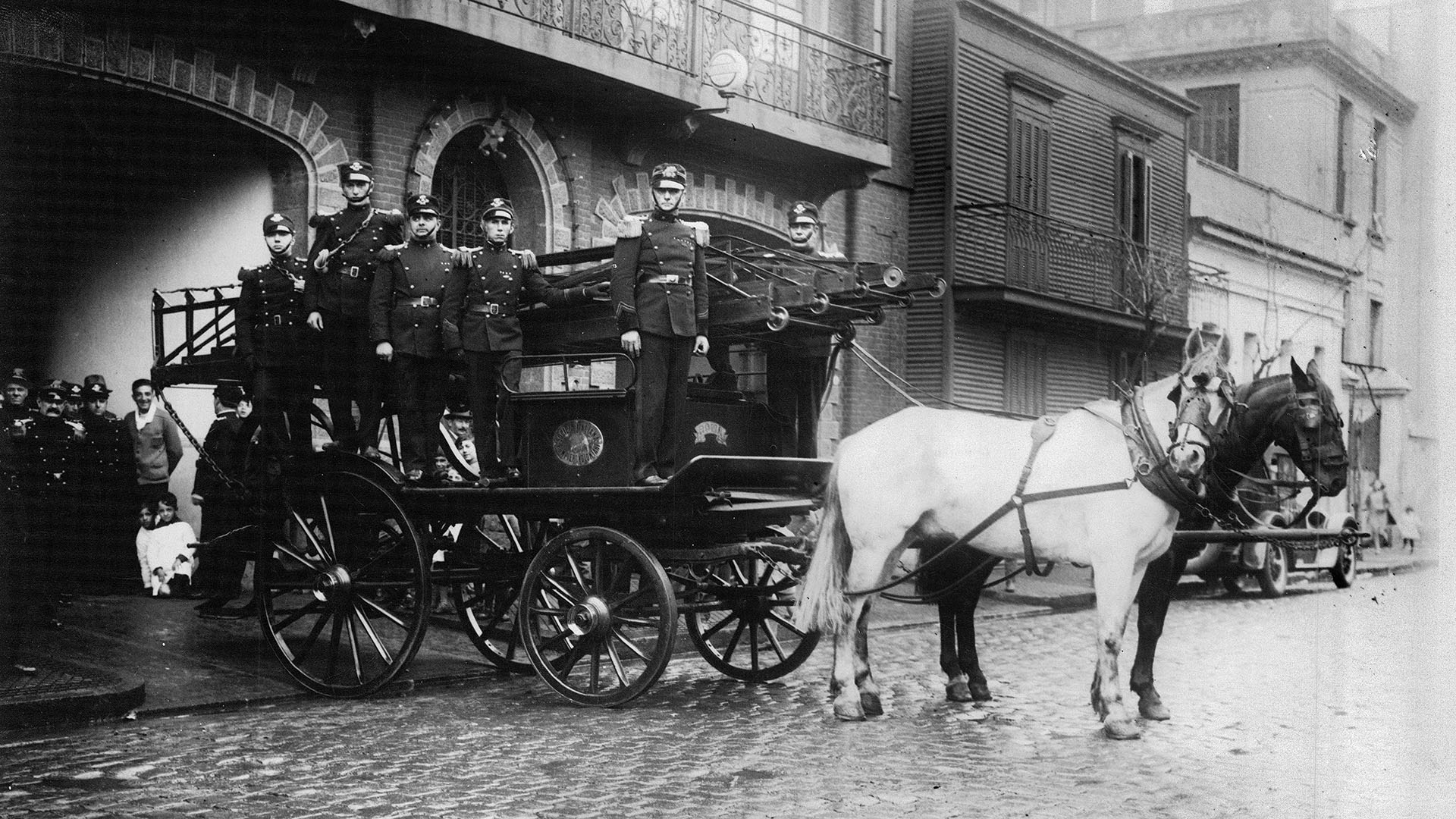 Ese domingo 2 de junio por la tarde quedó constituida, por aclamación, la “Sociedad Italiana de Bomberos Voluntarios de La Boca”. Liberti fue su primer presidente