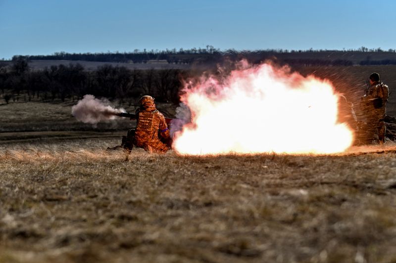 Militares ucranianos disparan con un lanzagranadas antitanque SPG-9 durante un ejercicio militar, en medio del ataque de Rusia a Ucrania, en la región de Zaporiyia, Ucrania. 14 de marzo, 2023. REUTERS/Stringer