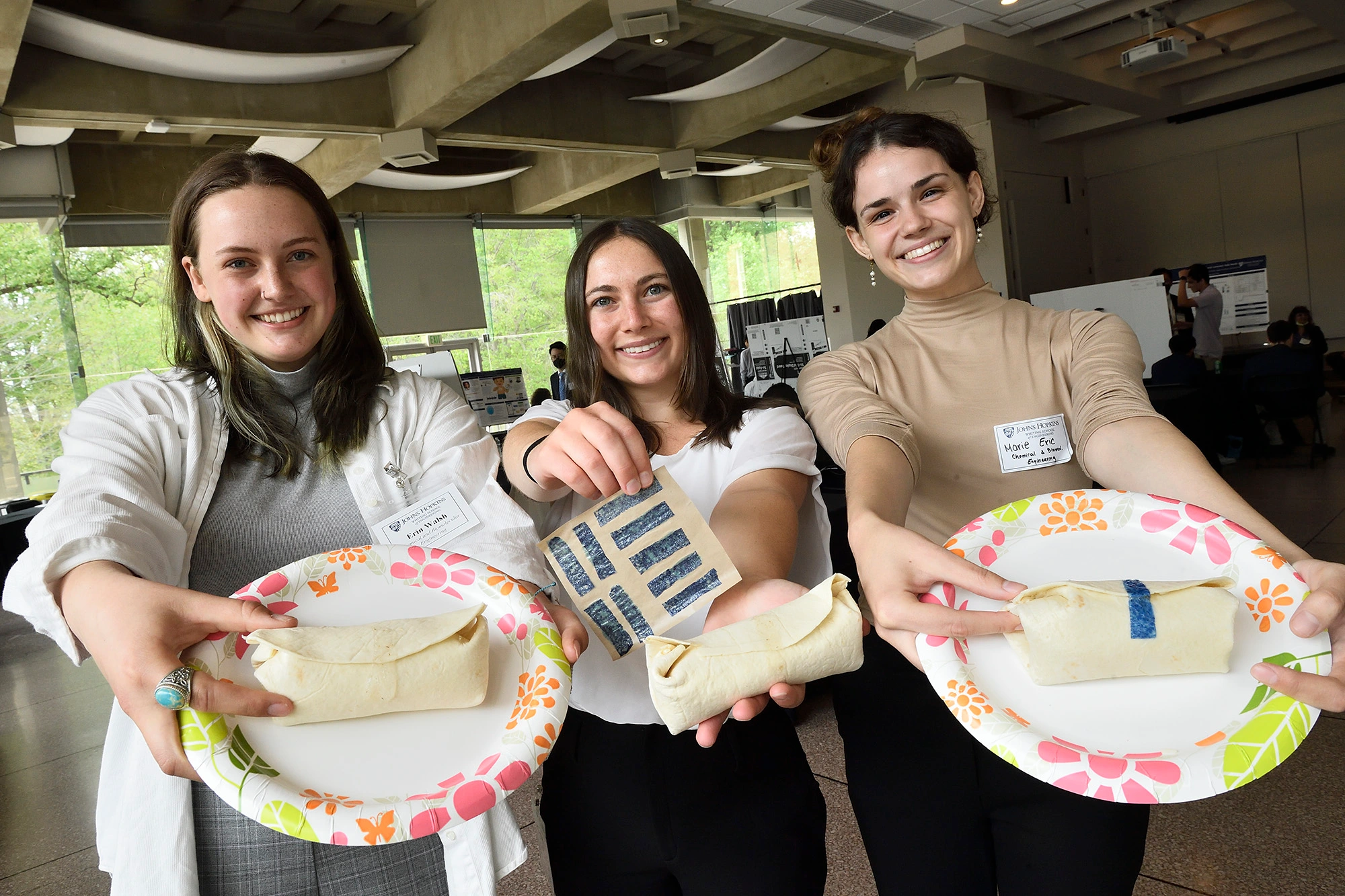 Las estudiantes emprendedoras, Tyler Guarino, Marie Eric, Rachel Nie y Erin Walsh, pasaron el año escolar perfeccionando las tiras adhesivas comestibles como parte de su proyecto de diseño de último año (Universidad Johns Hopkins)
